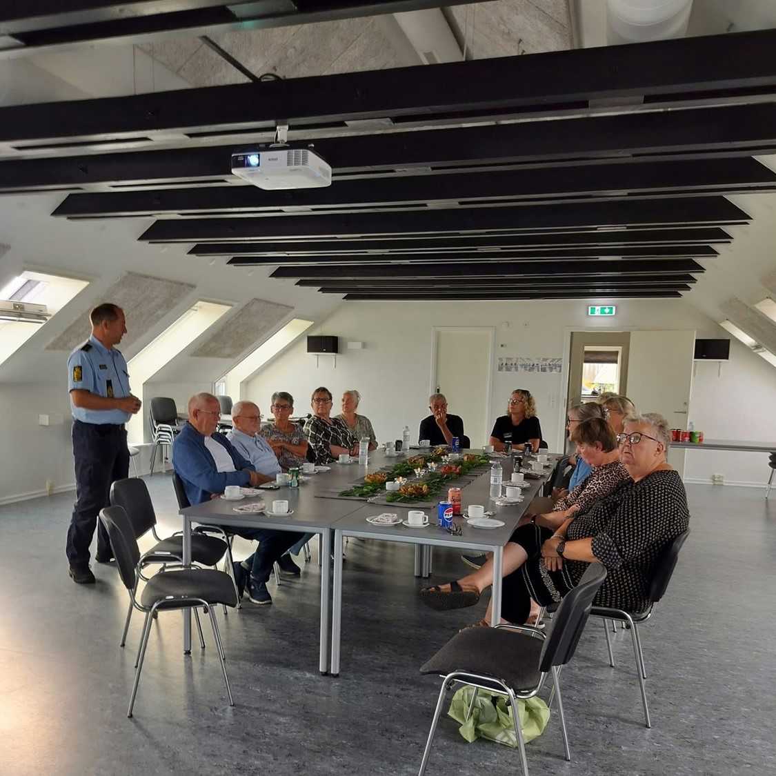 Jan holder orienteringsmøde på Danagården