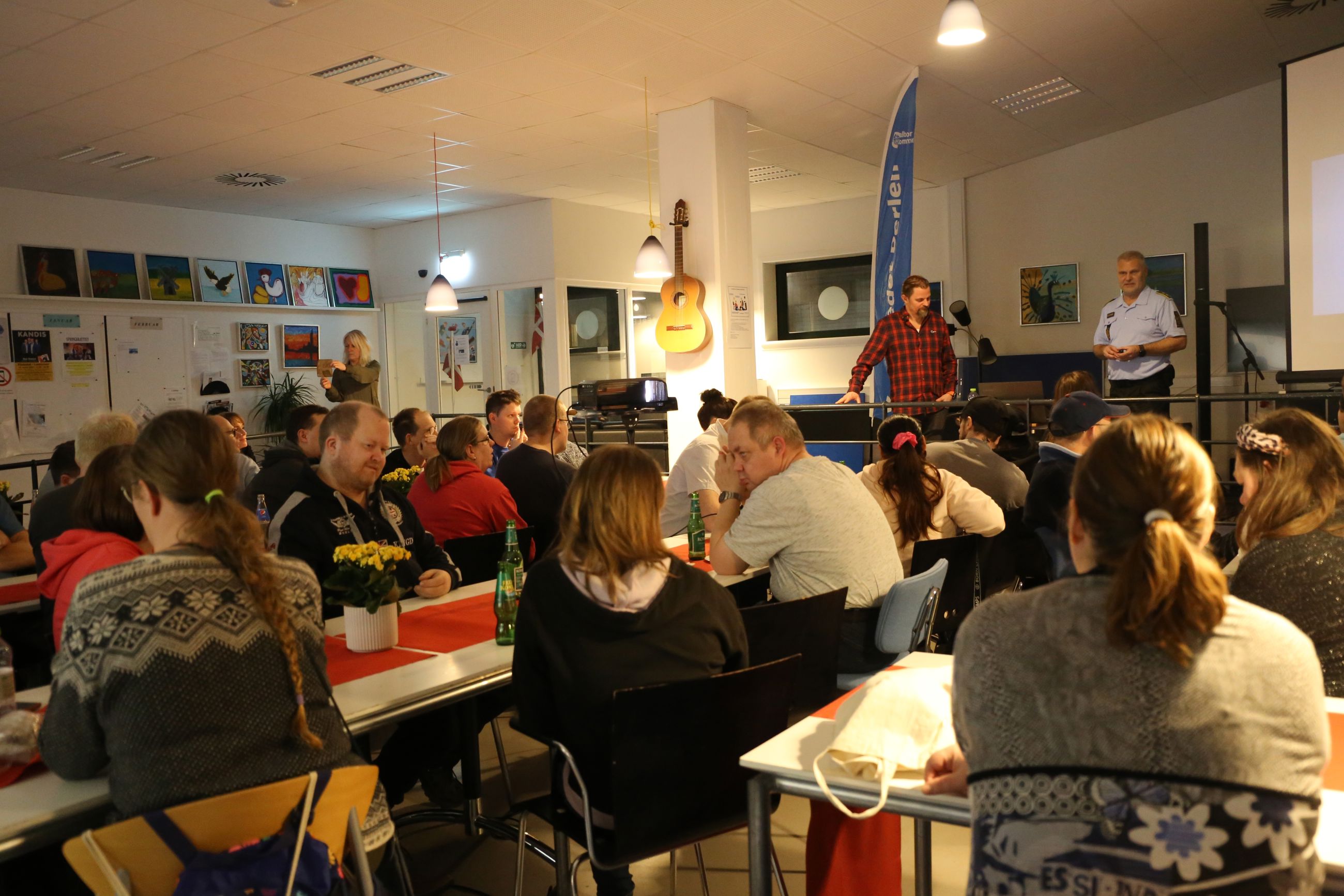 Mennesker, der er til møde om sikkerhed online