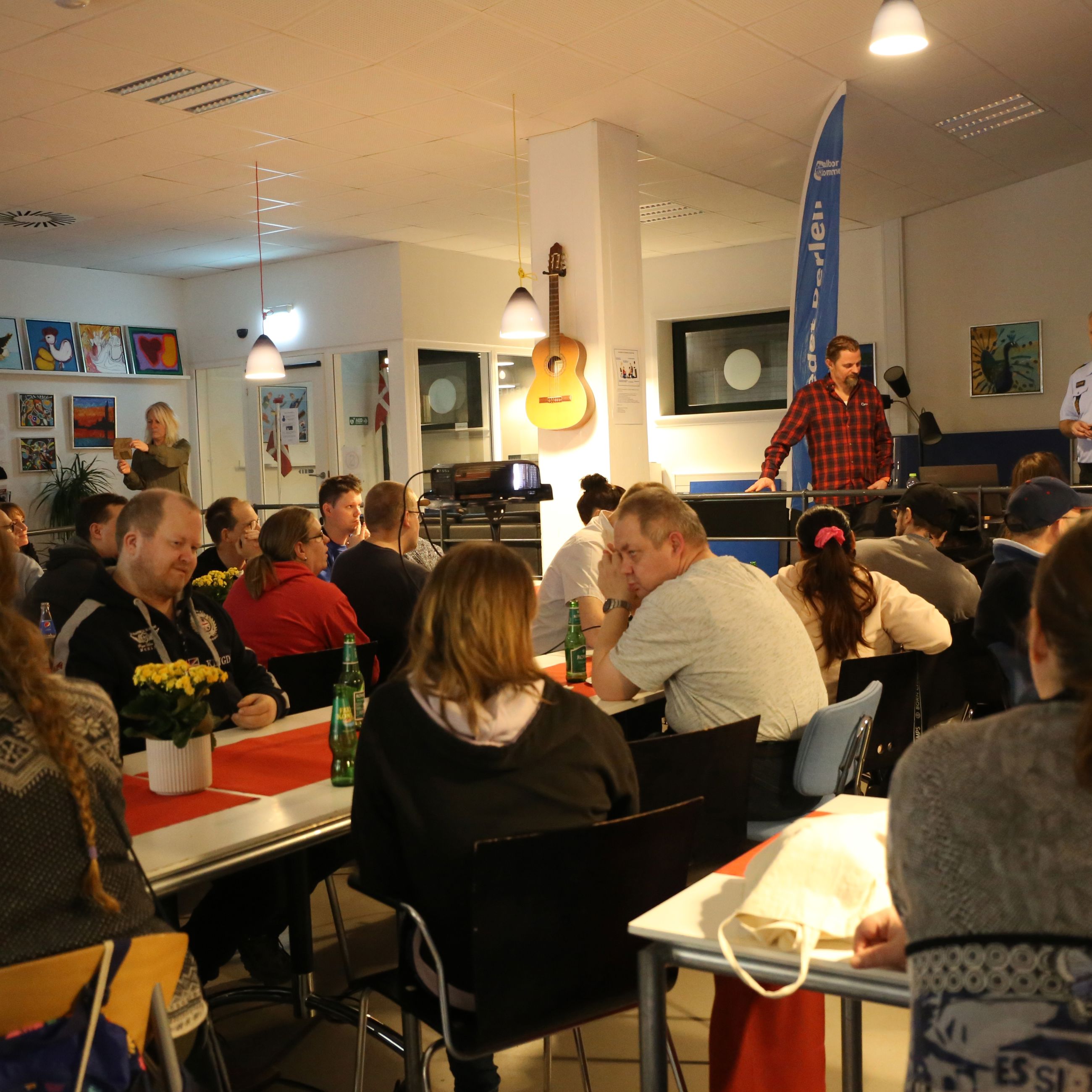 Mennesker, der er til møde om sikkerhed online