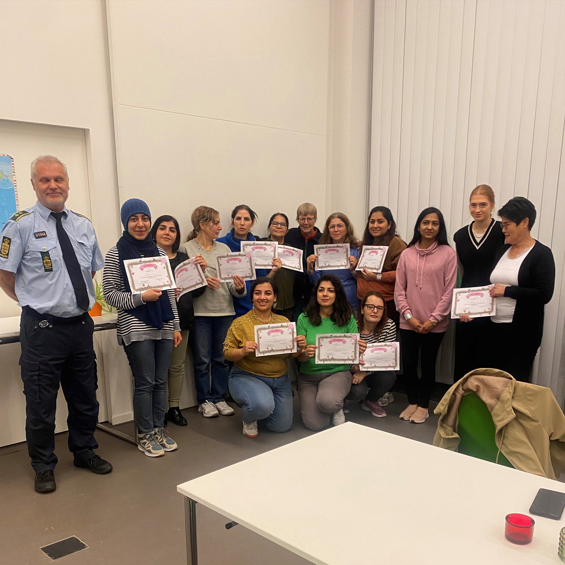 Beviser på gennemført cykelkursus vises stolt frem