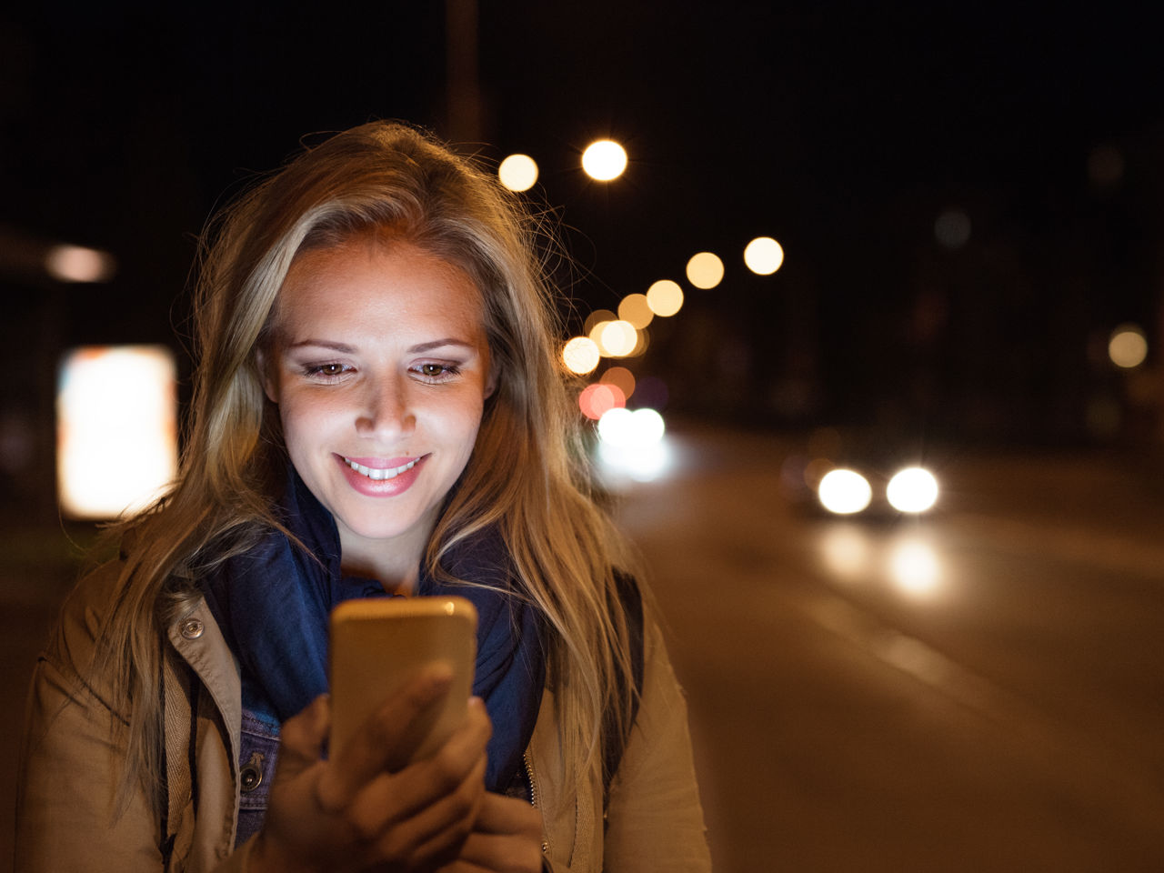 Kvinder læser nyheder på telefon