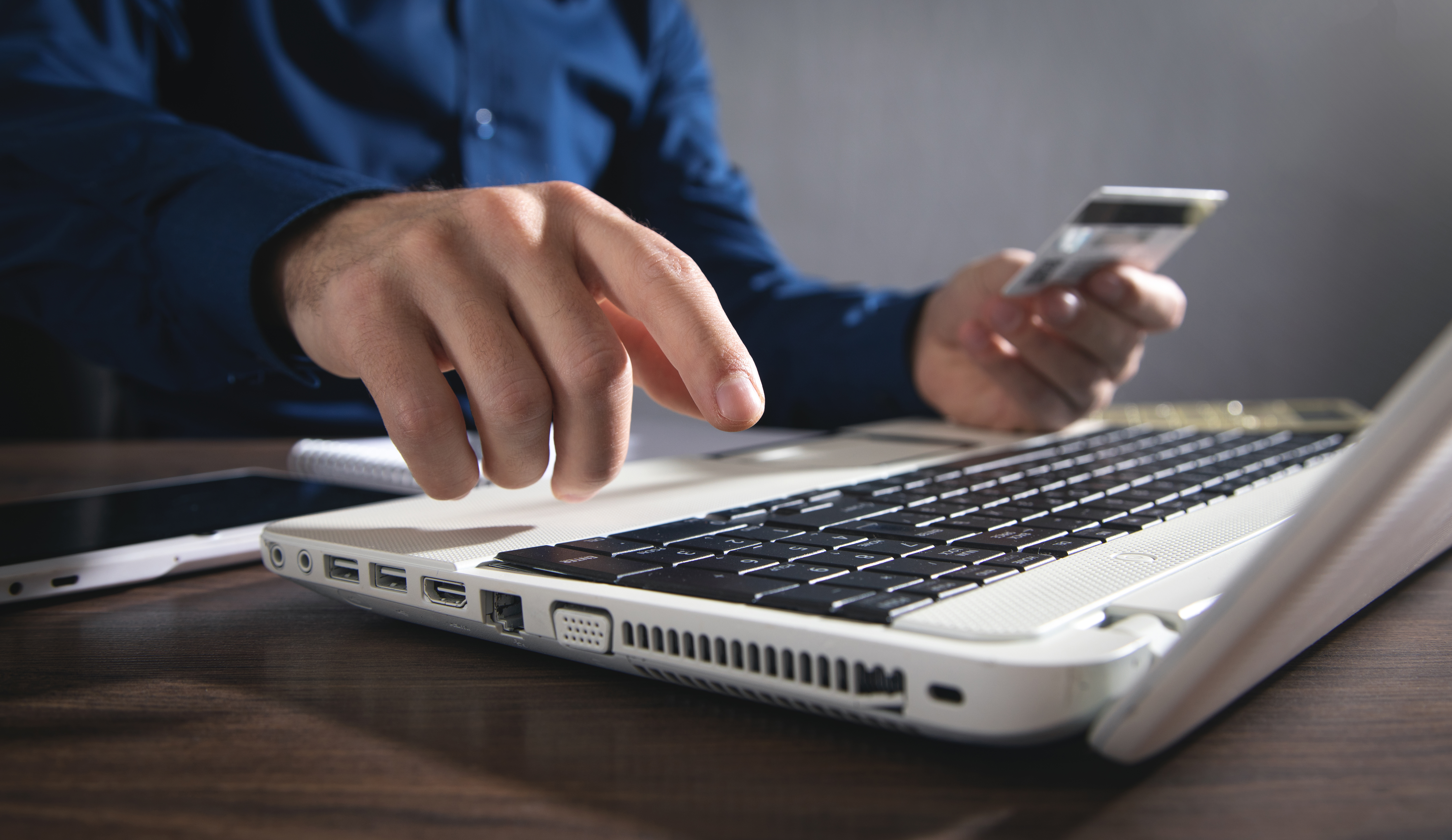 Hænder der taster på en bærbar pc