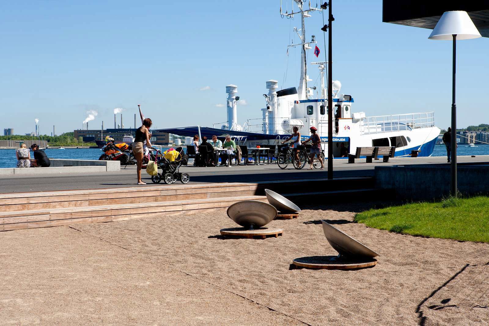 Aalborg Havnefront med skib i baggrunden