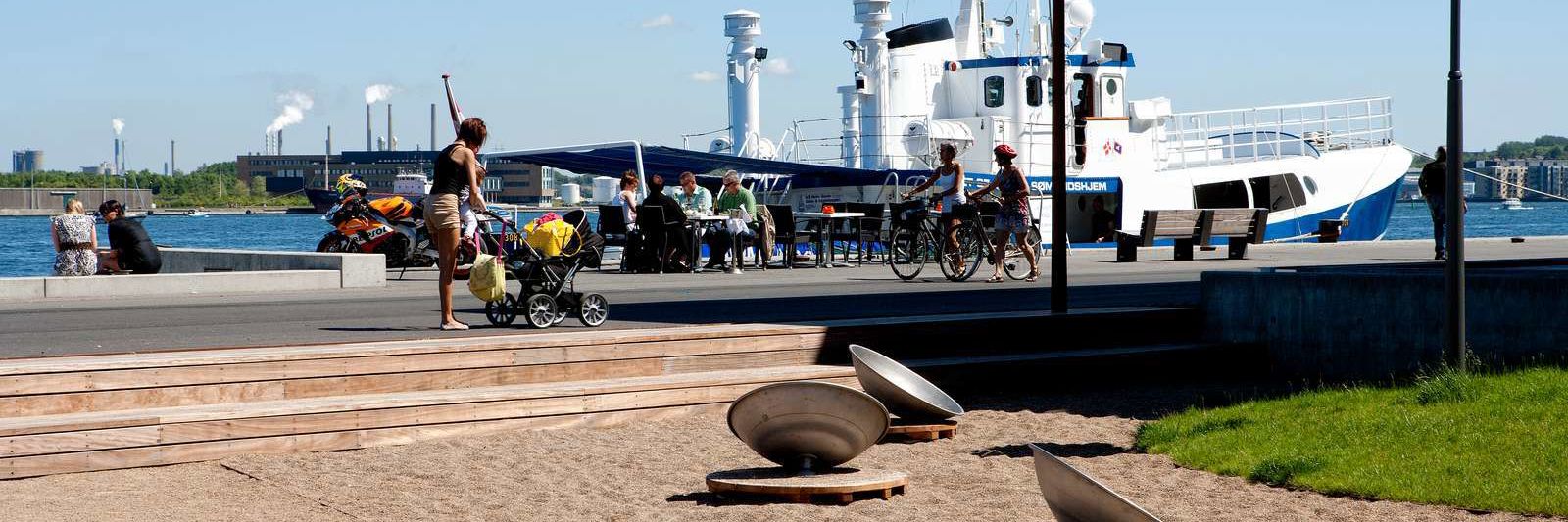Aalborg Havnefront med skib i baggrunden