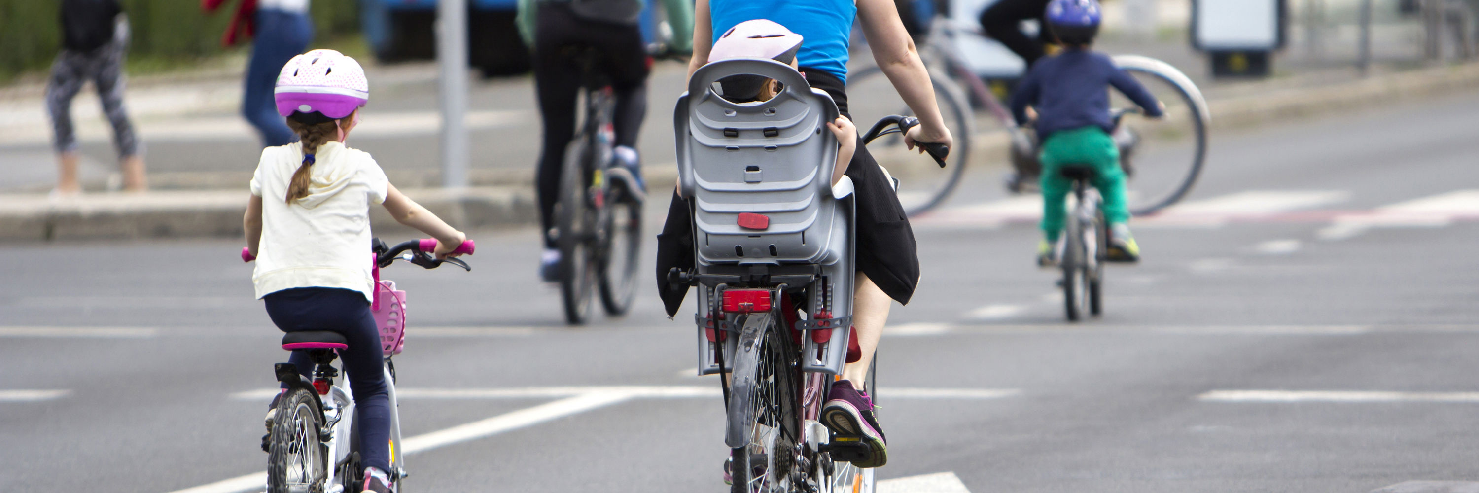 Et Barn, Der Cykler Med Sin Mor I Trafikken