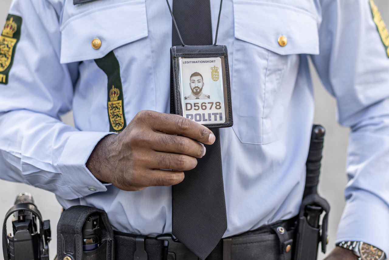 Mandlig betjent med nyt politiskilt