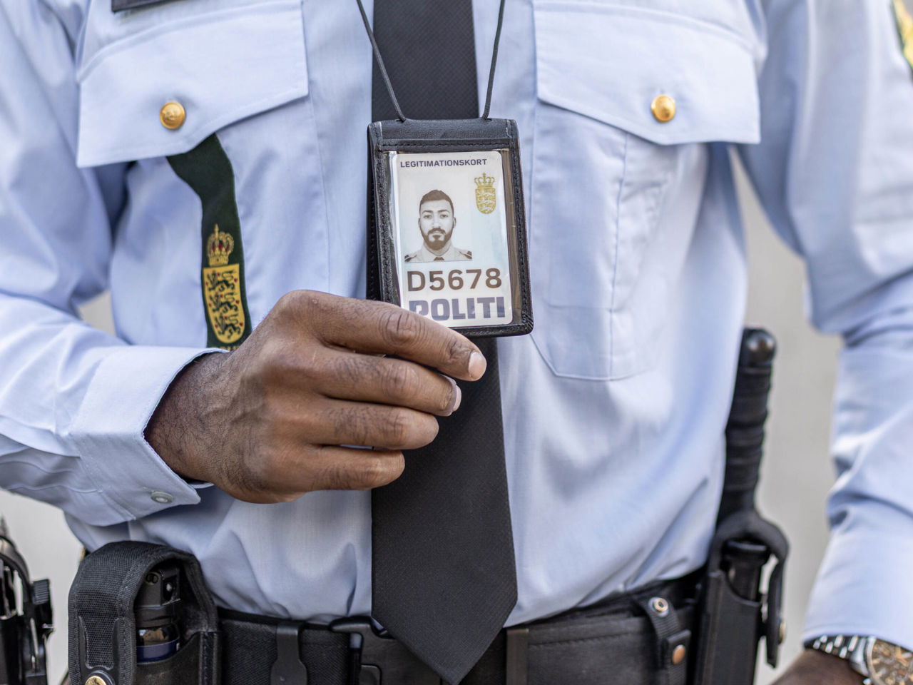Mandlig betjent med nyt politiskilt