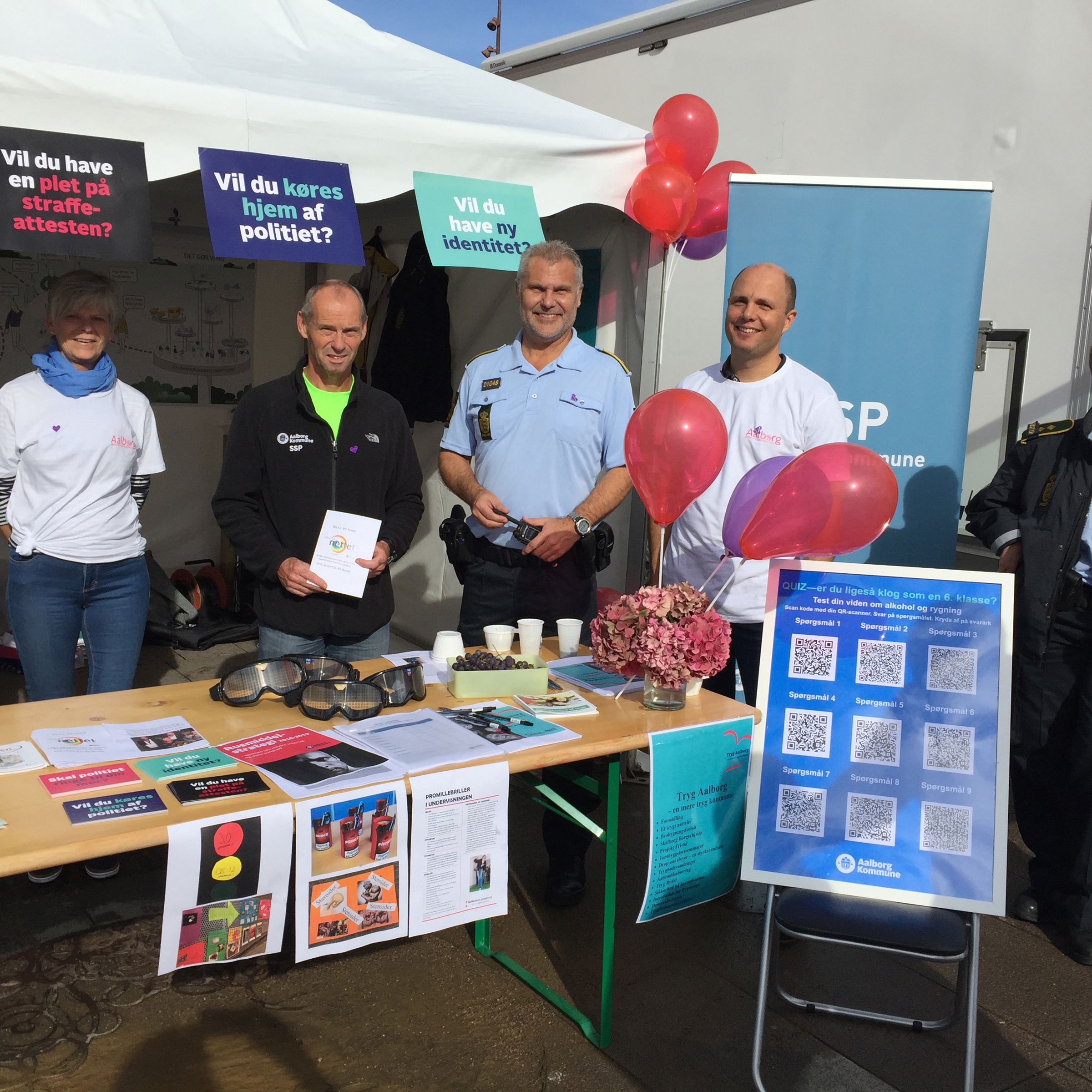 Mennesker fra Tryg Aalborg som står ved en stand på Aalborg Bæredygtighedsfestival