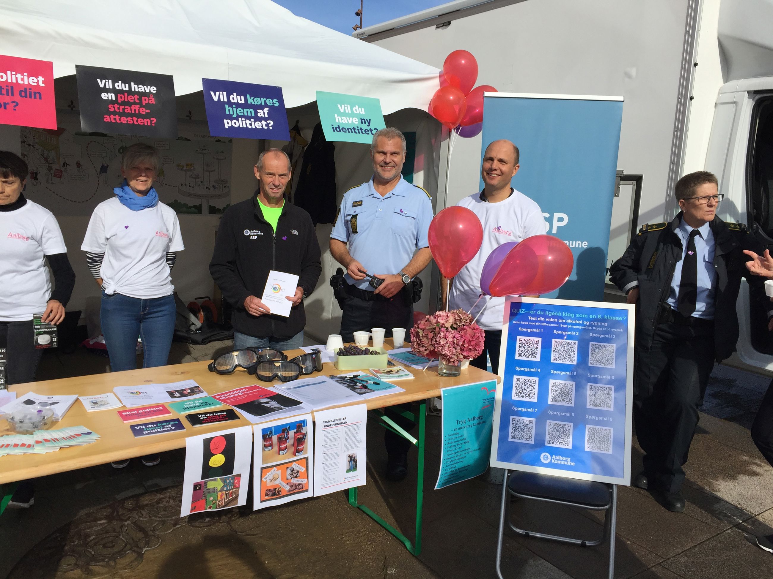 Mennesker fra Tryg Aalborg som står ved en stand på Aalborg Bæredygtighedsfestival