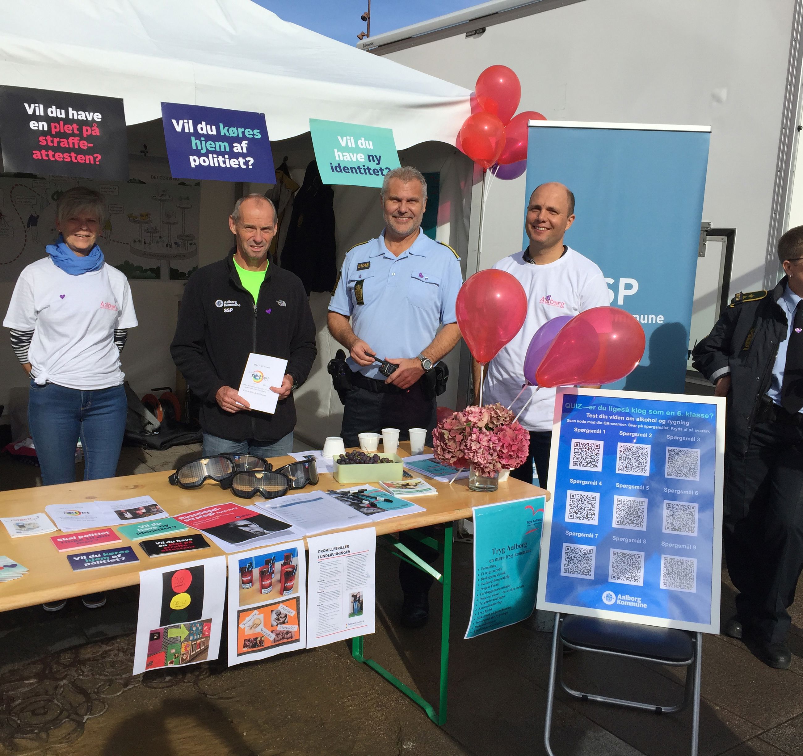 Mennesker fra Tryg Aalborg som står ved en stand på Aalborg Bæredygtighedsfestival