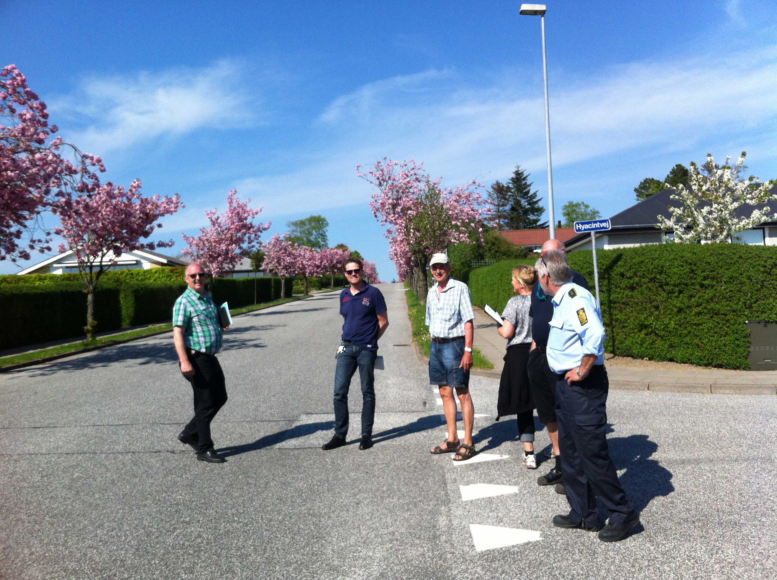 En gruppe mennesker, der skal på tryghedsvandring udendørs