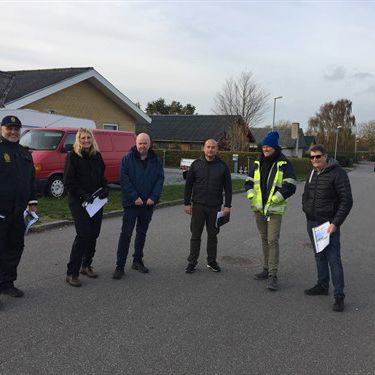 En gruppe mennesker, der skal på tryghedsvandring udendørs