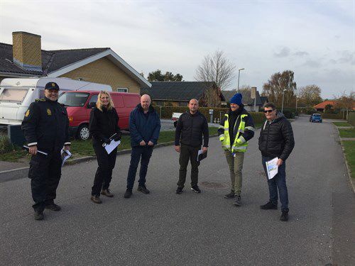 En gruppe mennesker, der skal på tryghedsvandring udendørs