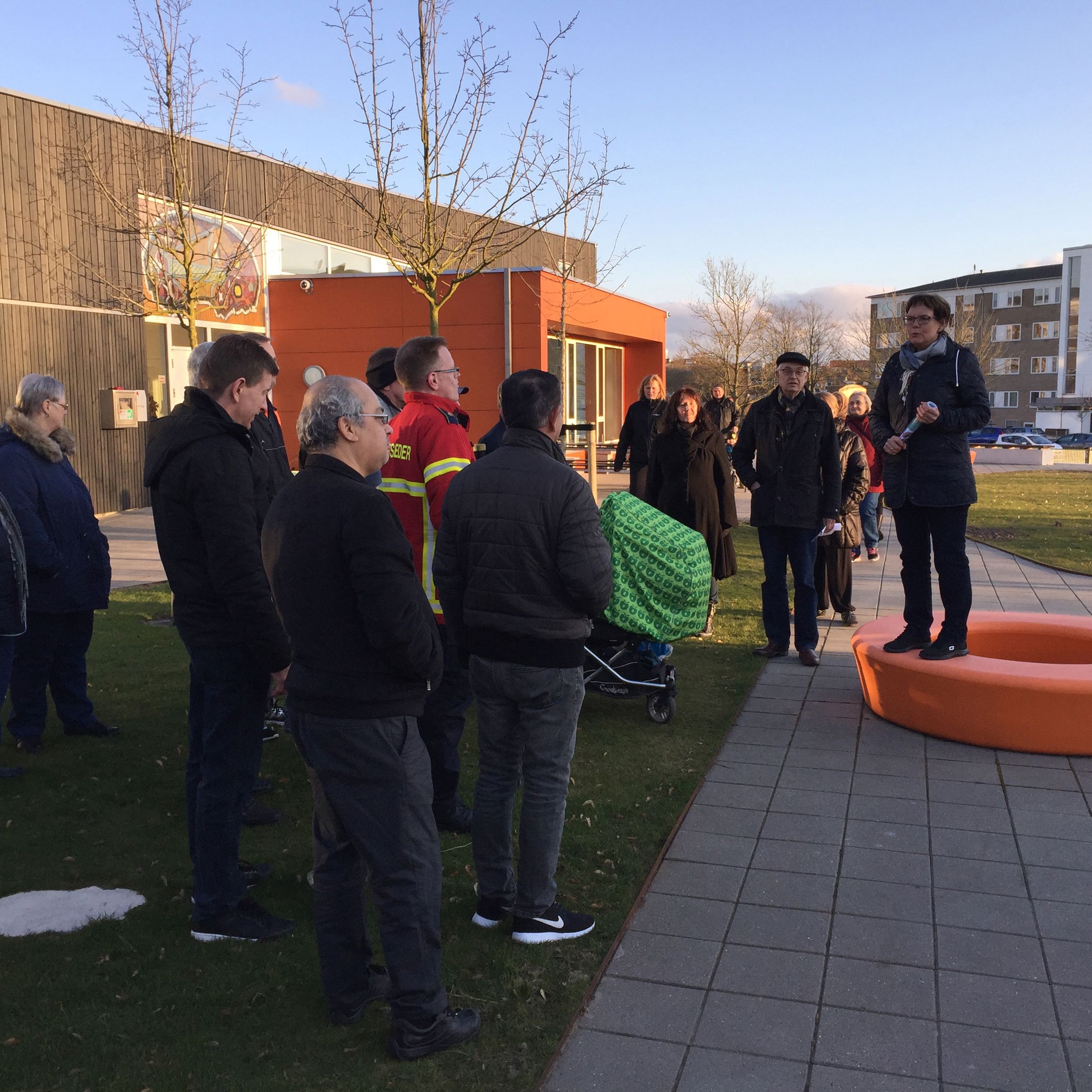 En gruppe mennesker, der skal på tryghedsvandring udendørs