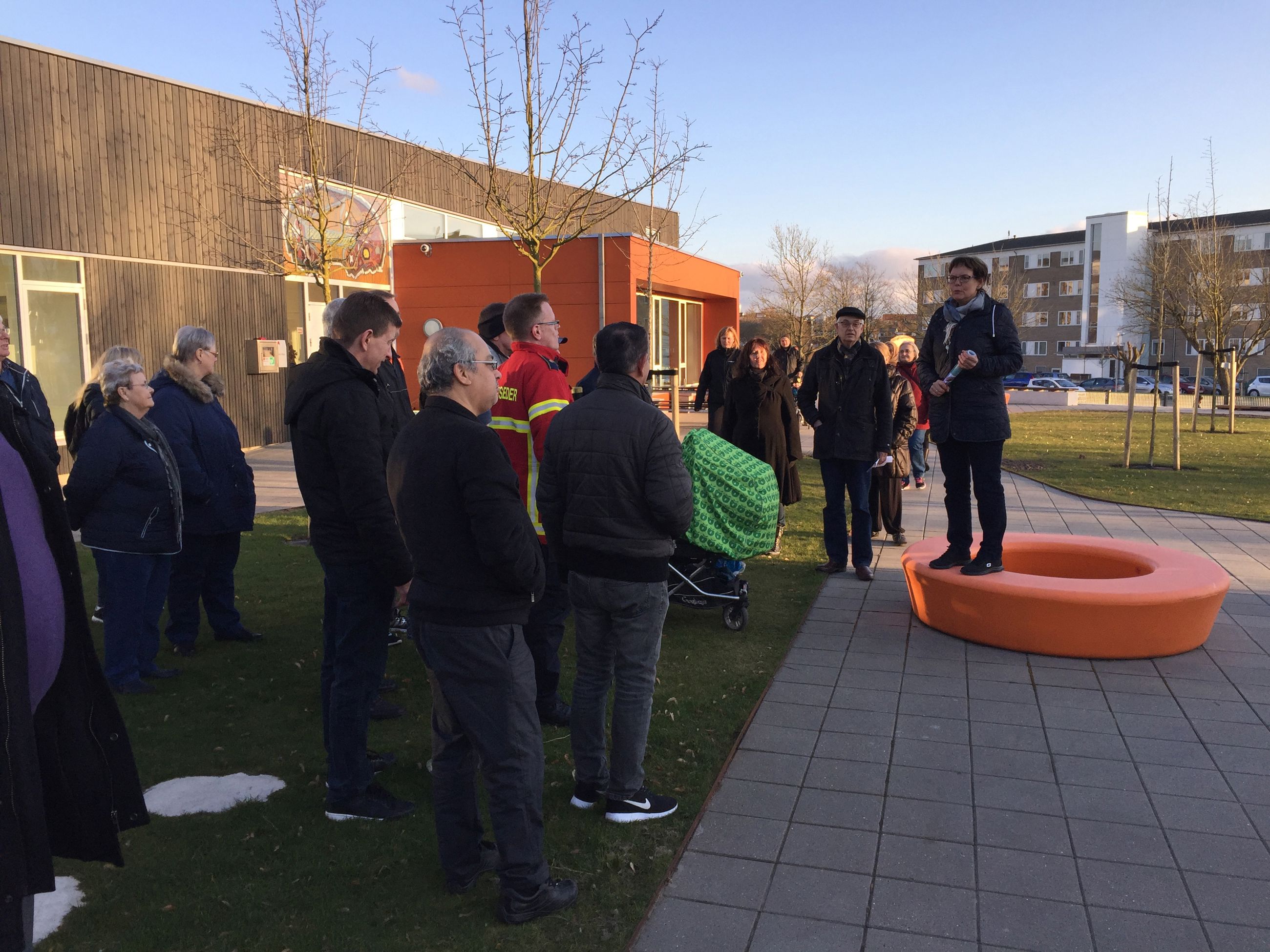 En gruppe mennesker, der skal på tryghedsvandring udendørs