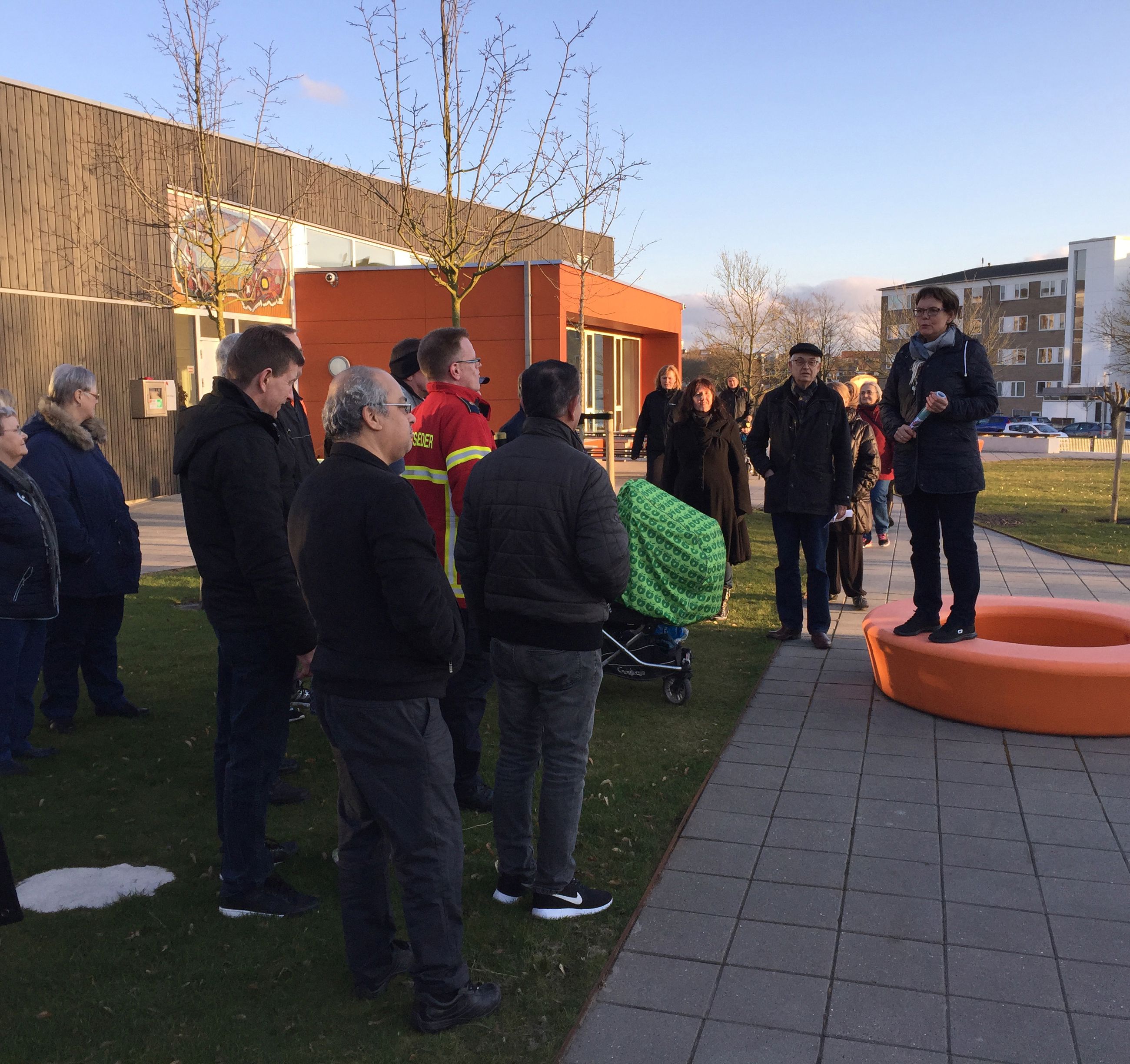 En gruppe mennesker, der skal på tryghedsvandring udendørs