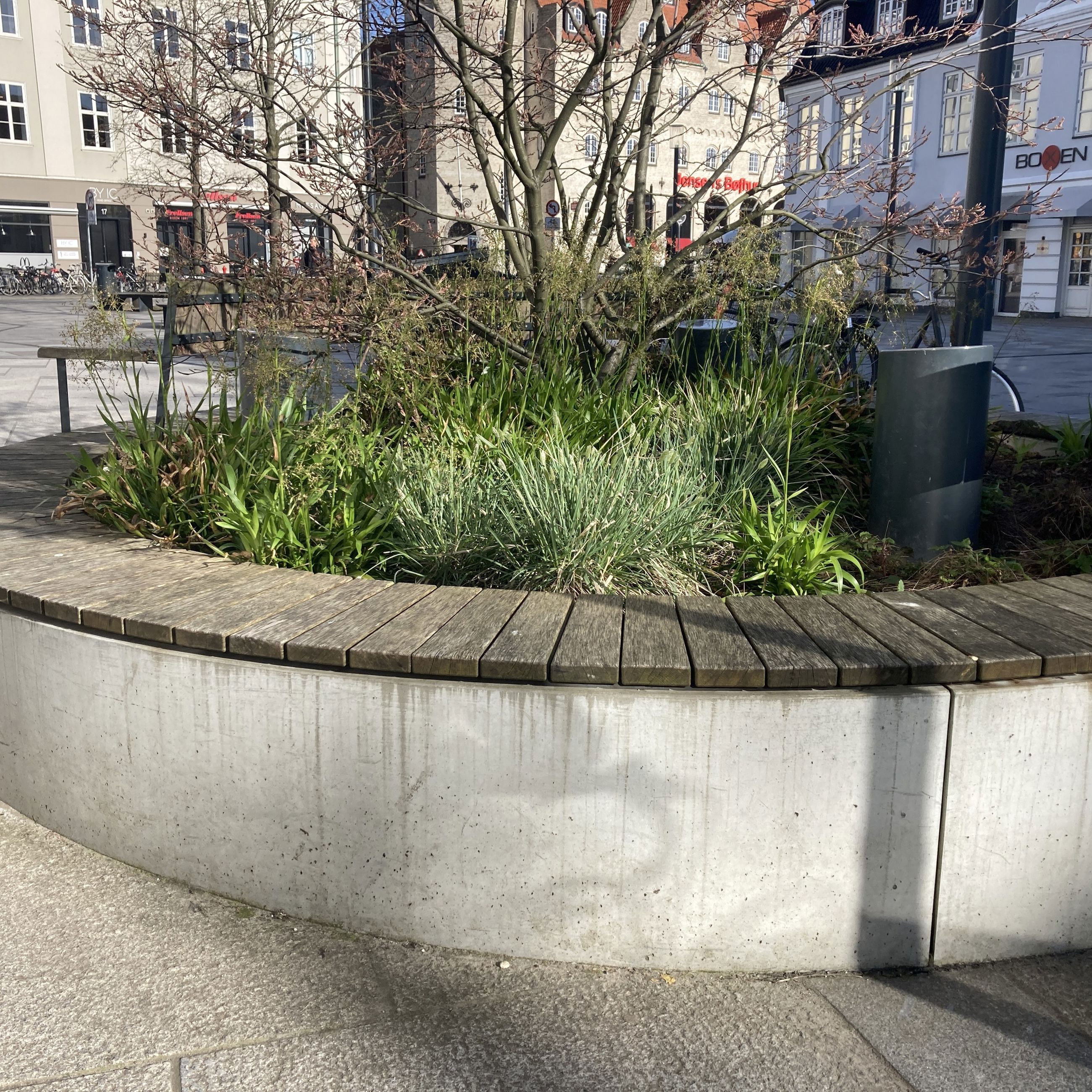 Midtbyen - bænke på Nytorv