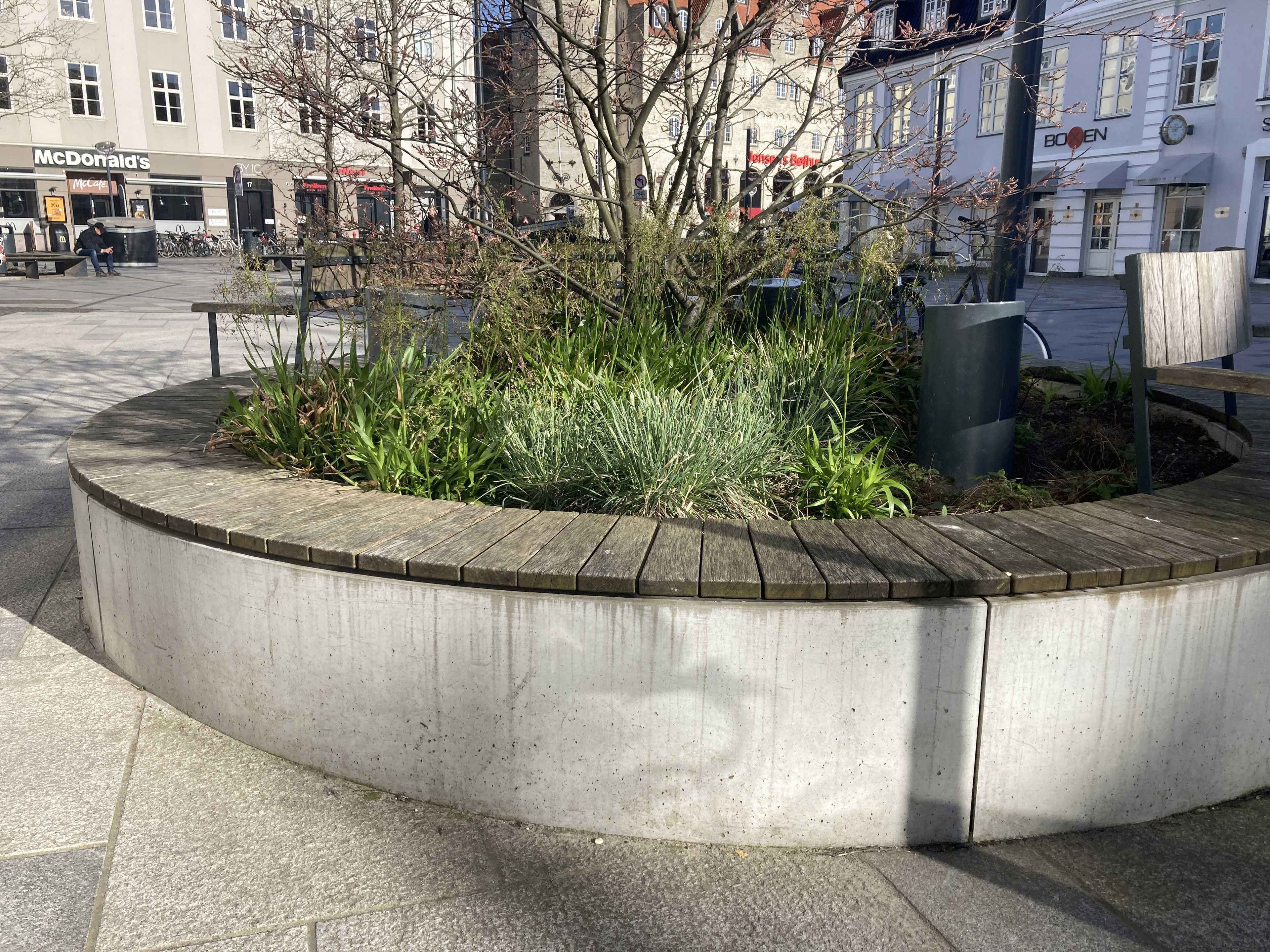 Midtbyen - bænke på Nytorv