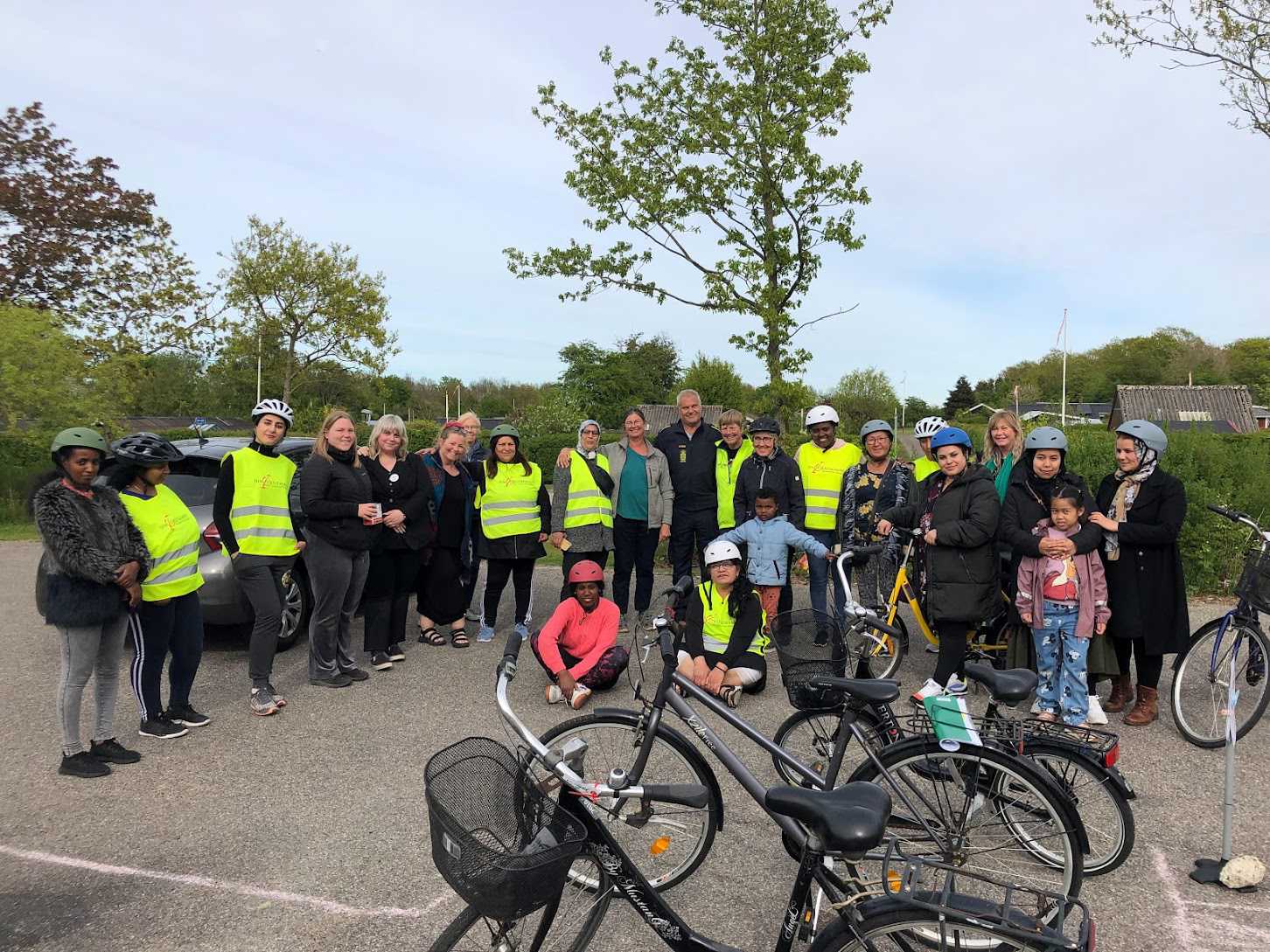 En gruppe mennesker med gule veste på, der har været på cykelkursus
