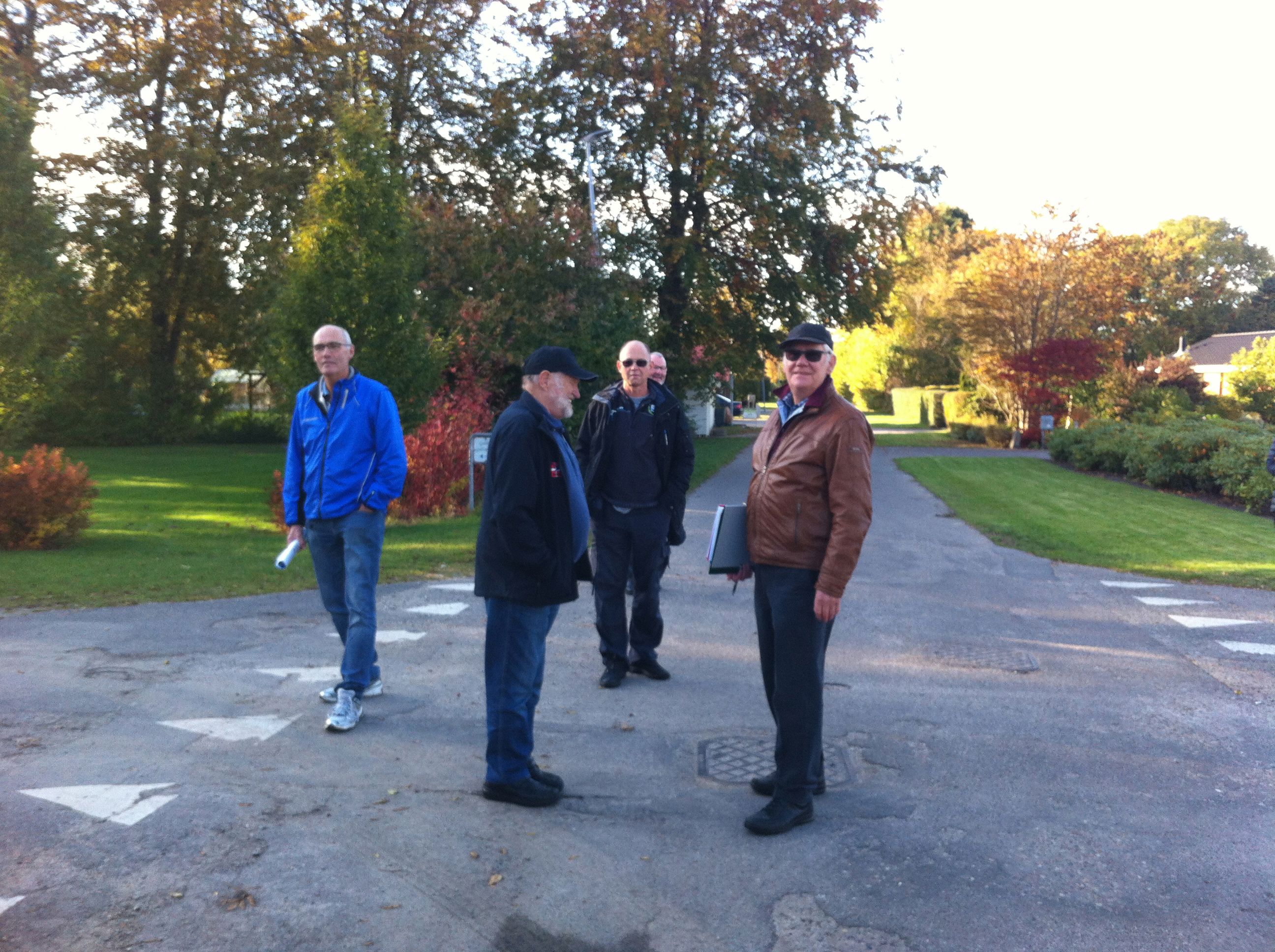 En gruppe mennesker, der skal på tryghedsvandring i naturen