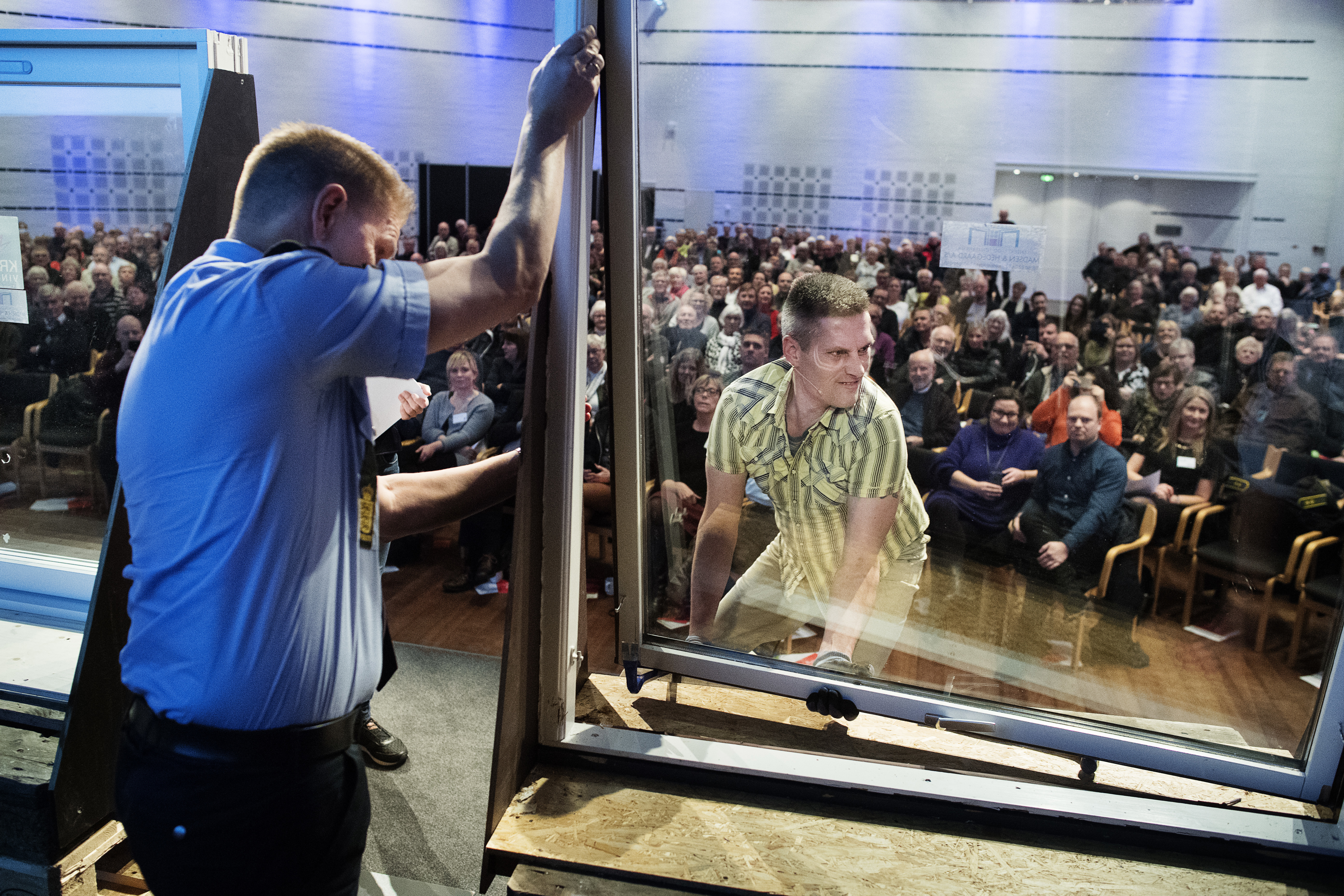 Borgermøde om indbrudsforebyggelse, demonstration af et indbrud via vindue