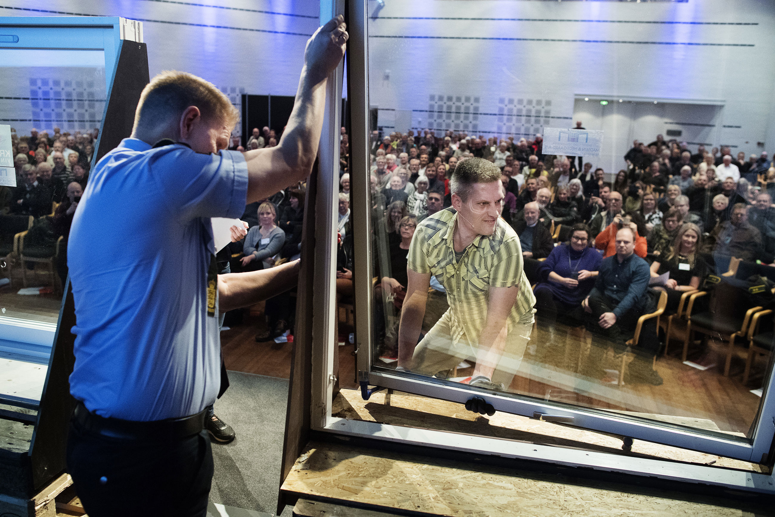 Borgermøde om indbrudsforebyggelse, demonstration af et indbrud via vindue