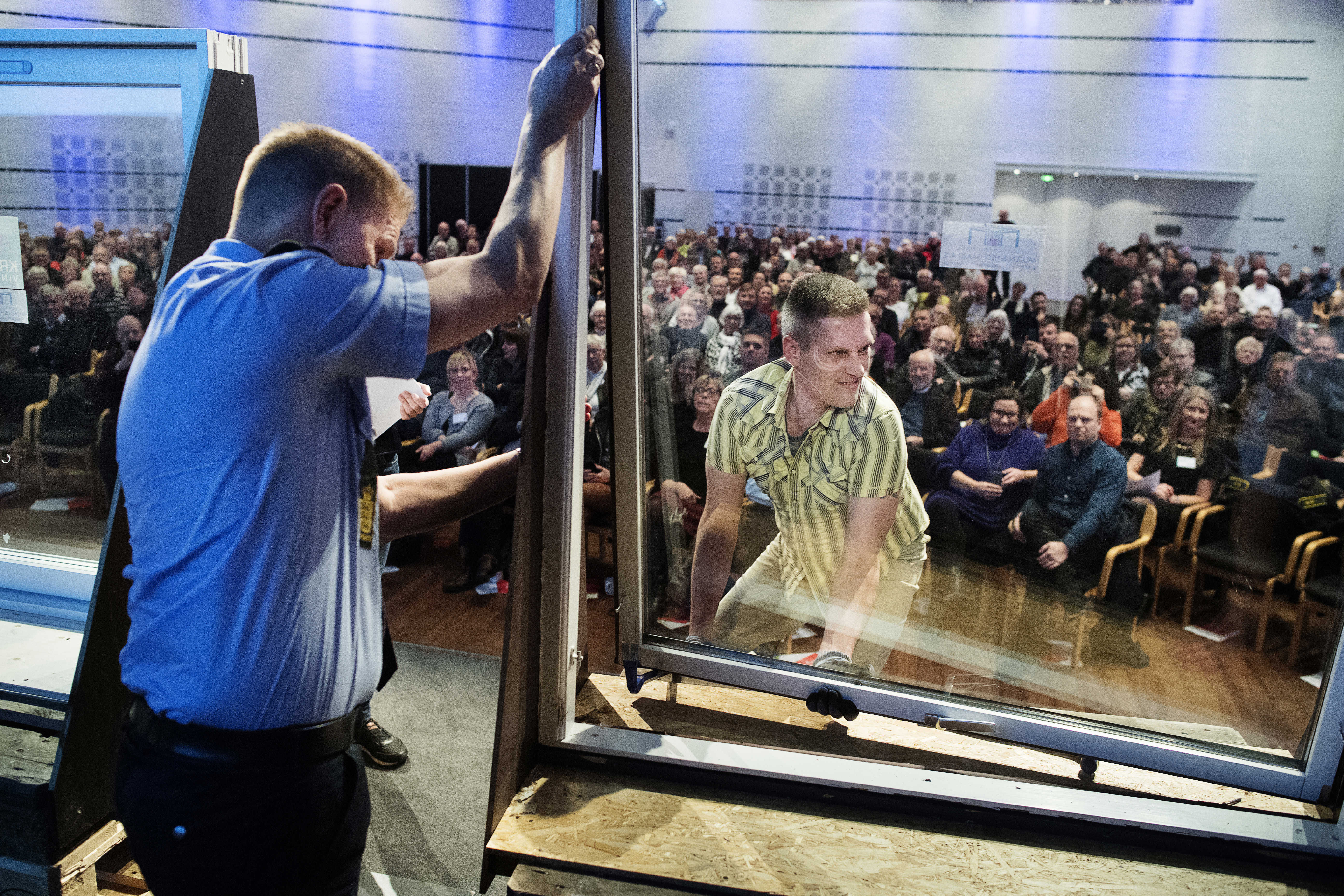 Borgermøde om indbrudsforebyggelse, demonstration af et indbrud via vindue