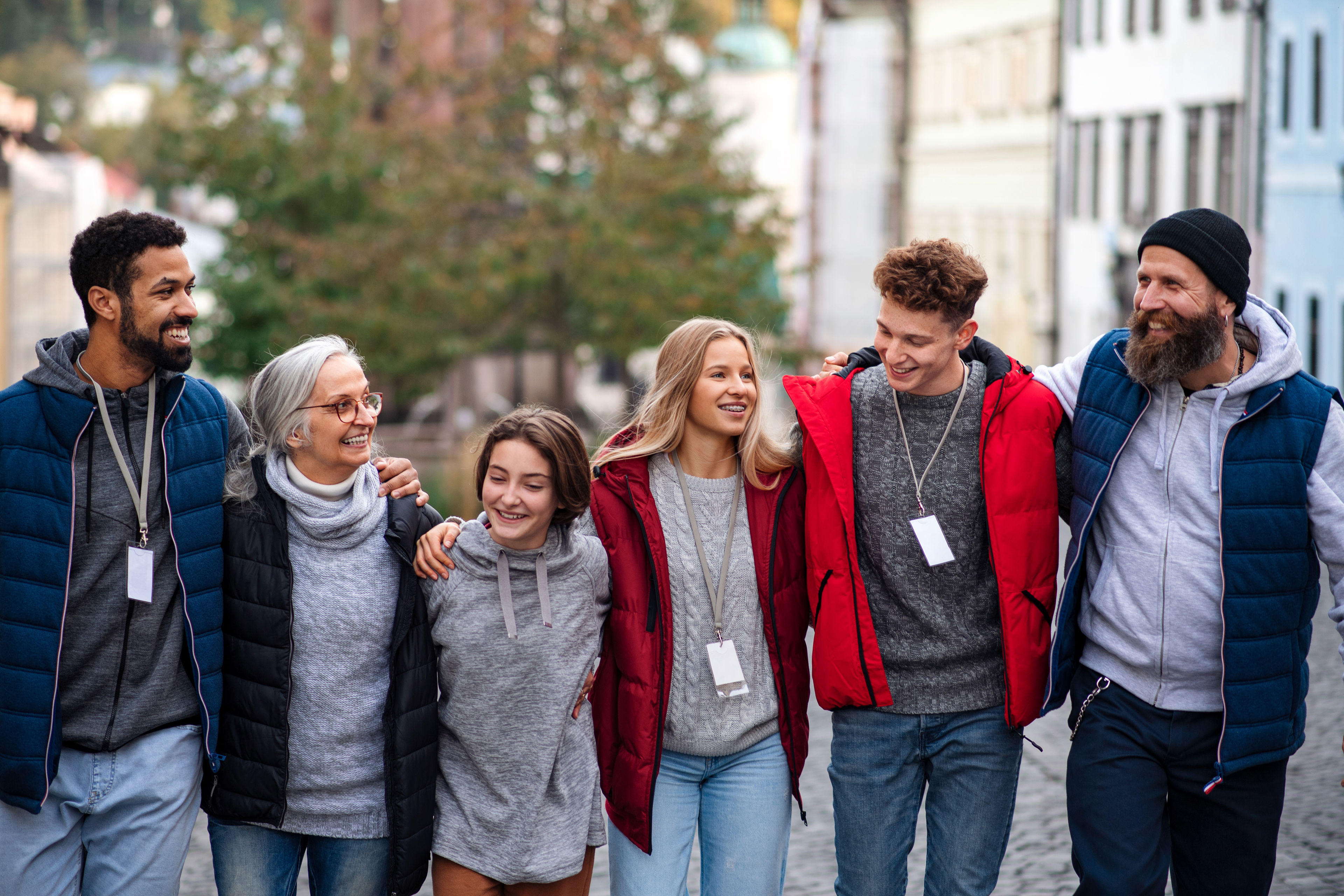 En Gruppe Mennesker, Der Går På Gaden Og Holder Om Hinanden