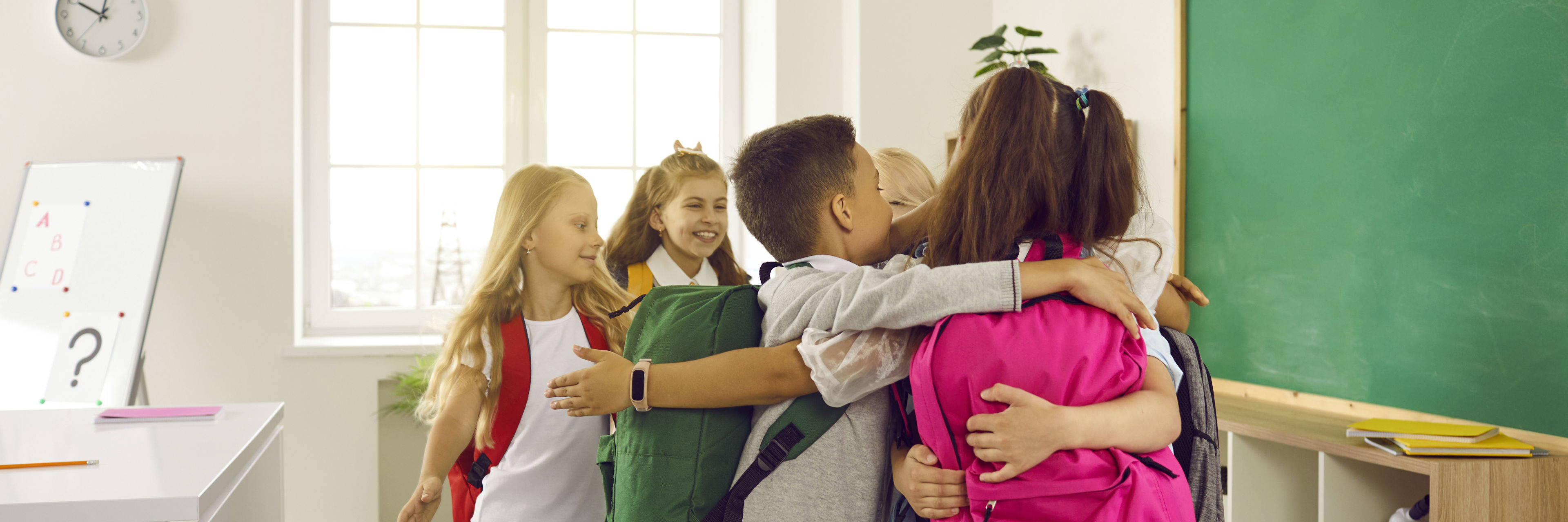 En Gruppe Skoleelever, Der Holder Om Hinanden