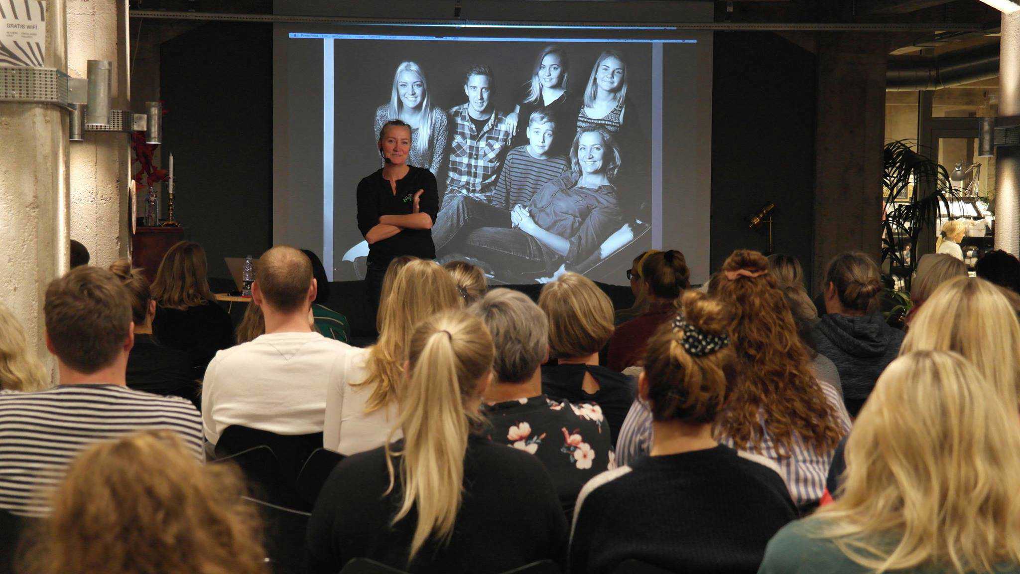 Mennesker, der er til foredrag med skærm i baggrunden