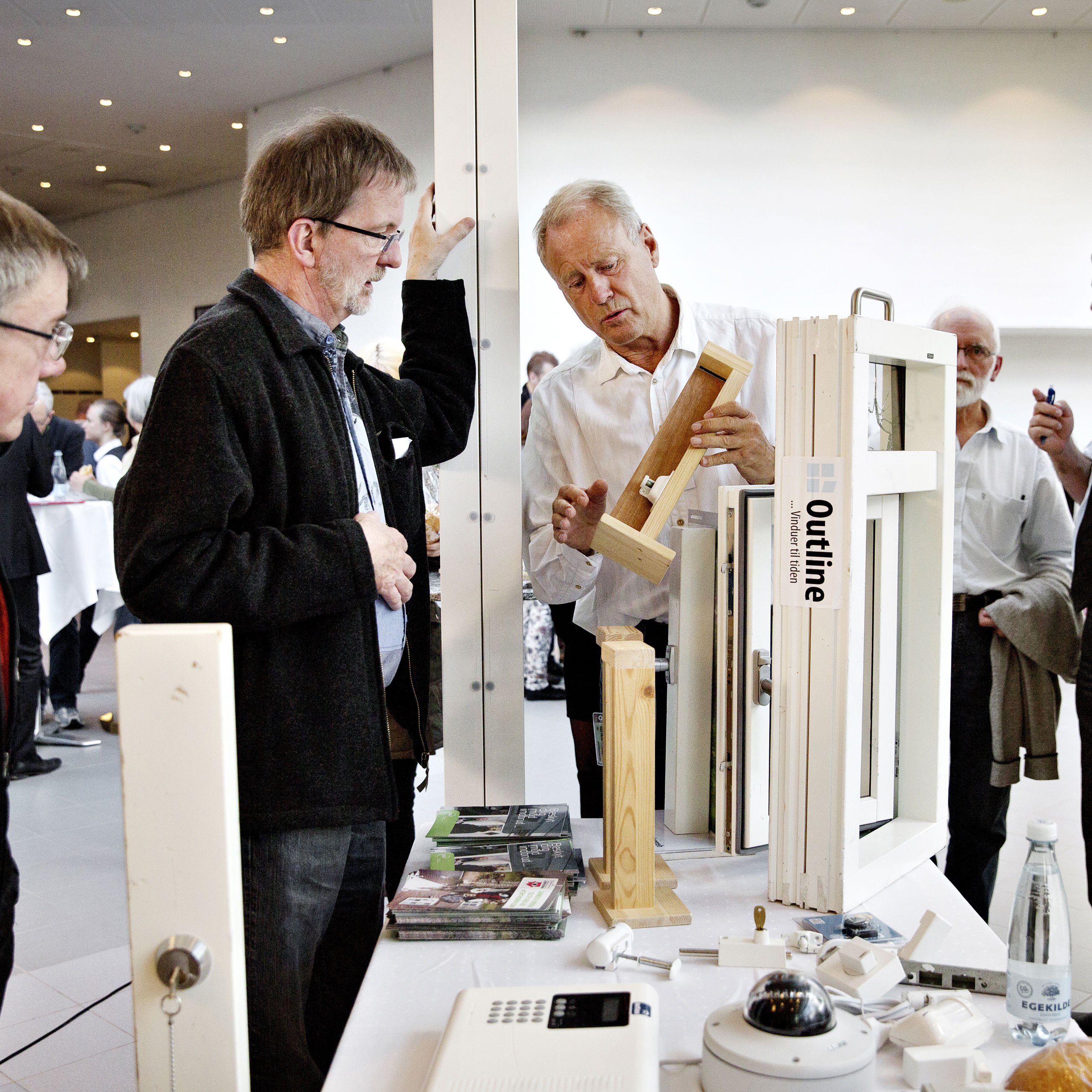 Borgermøde om indbrudsforebyggelse, bord med alarmer, redskaber