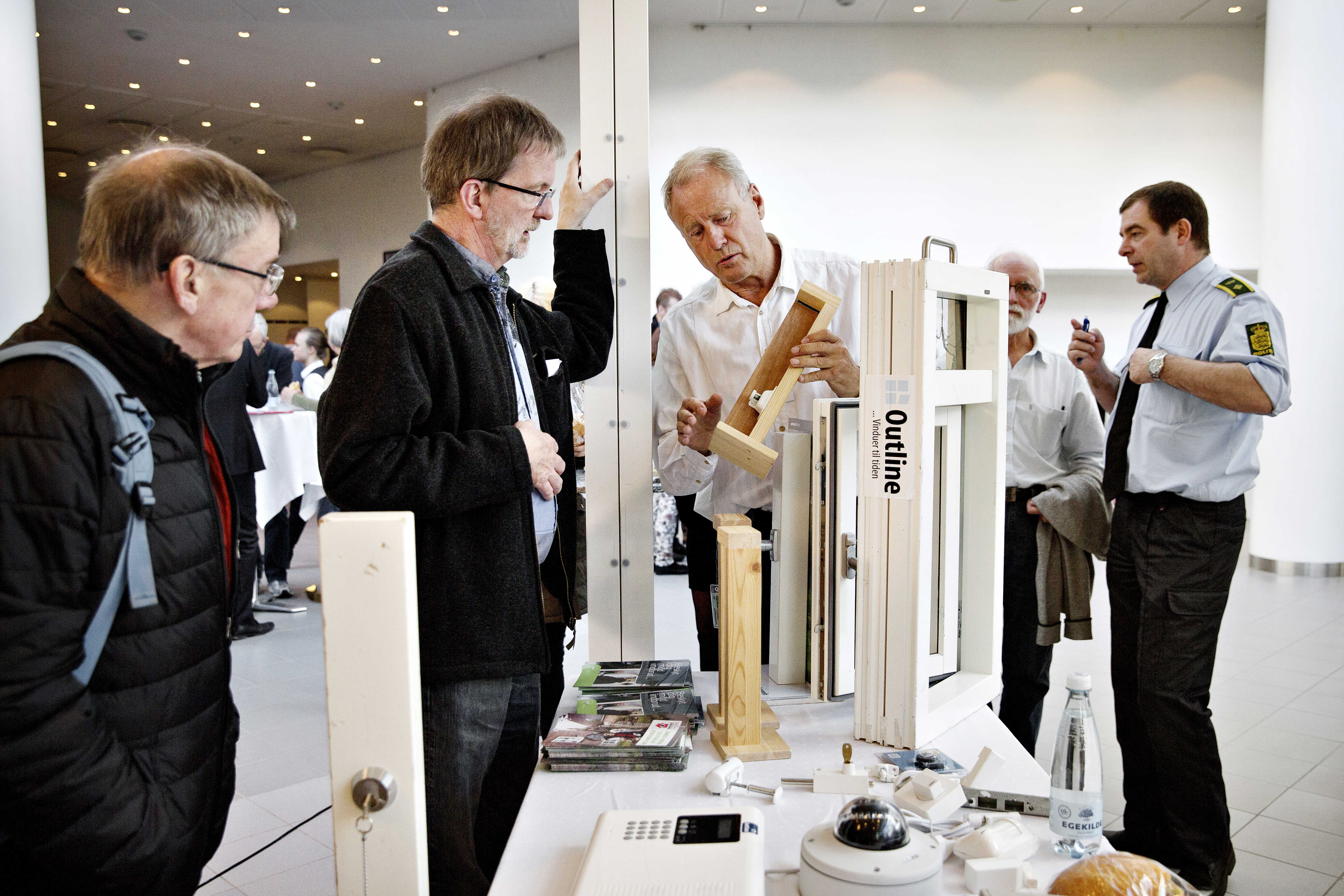 Borgermøde om indbrudsforebyggelse, bord med alarmer, redskaber