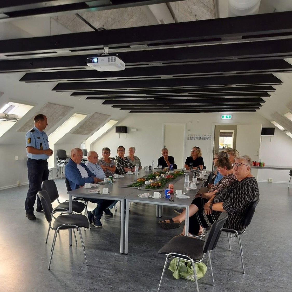 Beboere der er til møde med politiet om tryghed