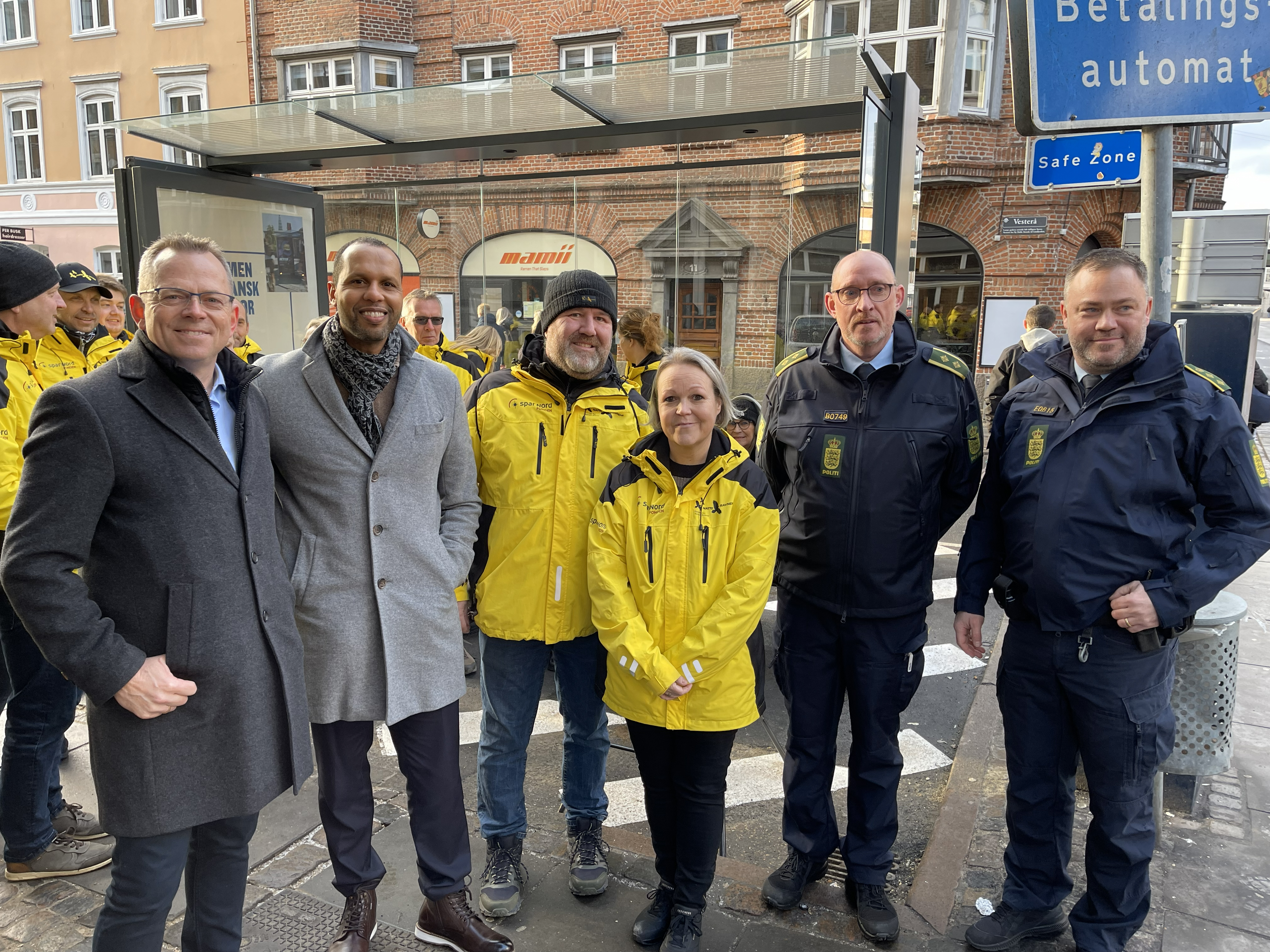 politikere, politi og repræsentanter fra Safe House til indvielse af overdækket område i Safe Zone