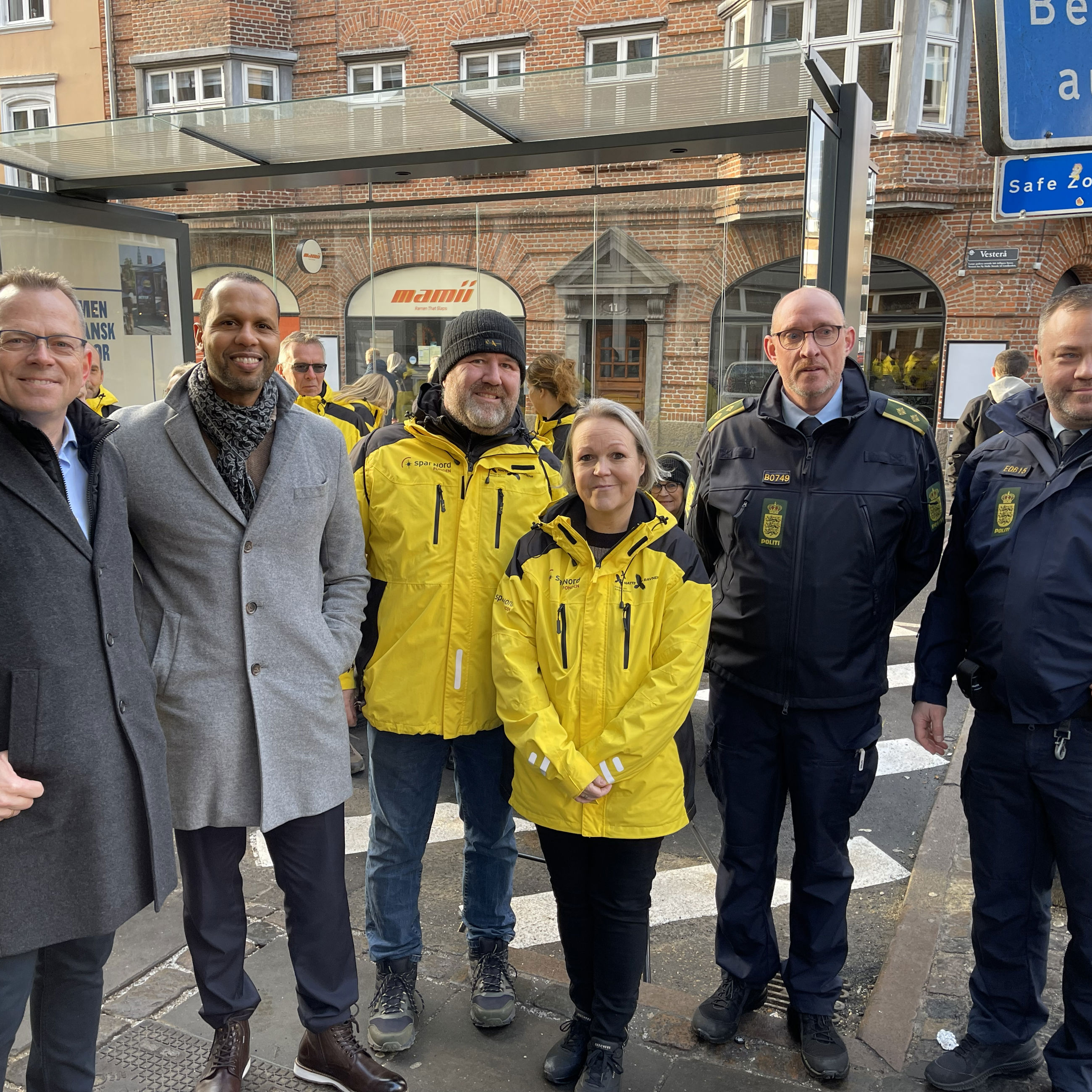 politikere, politi og repræsentanter fra Safe House til indvielse af overdækket område i Safe Zone