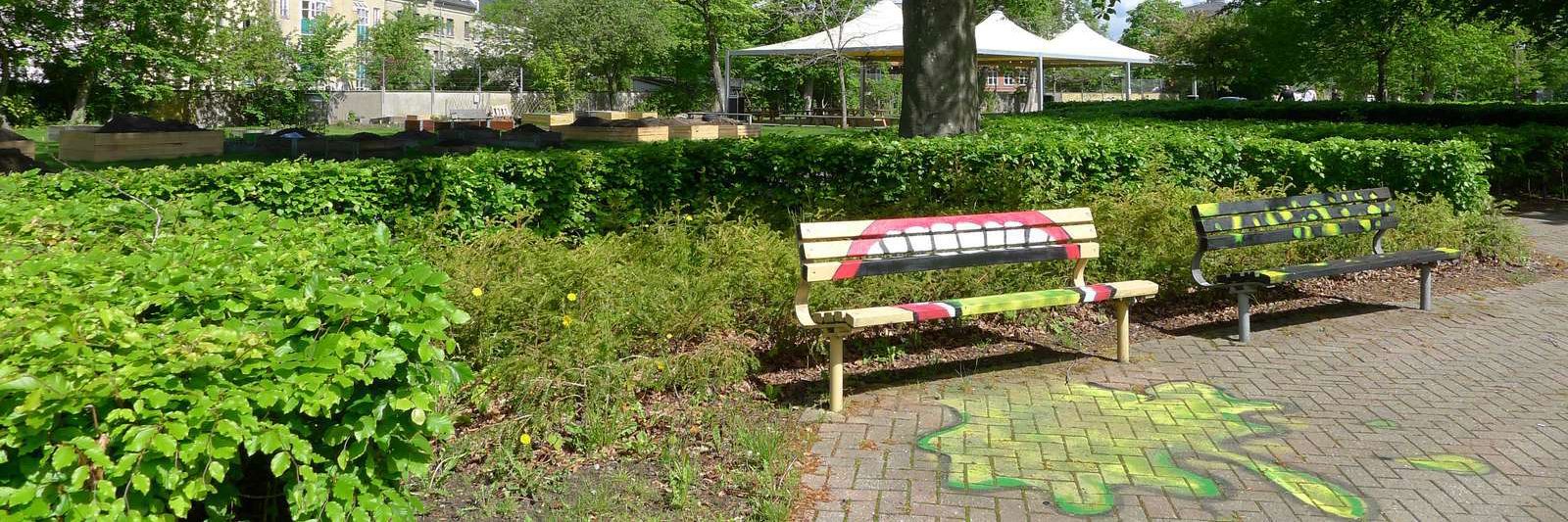 Bænke I En Park, Der Er Malet Med Grafitti