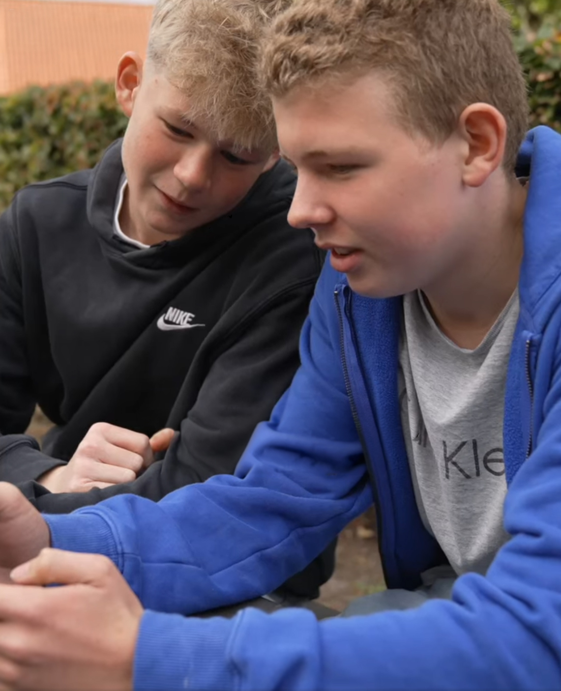 Unge kigger på mobiltelefon