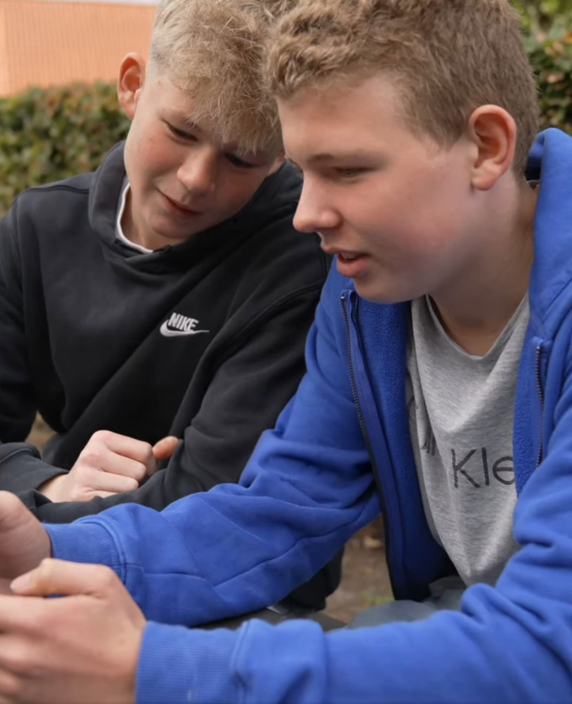 Unge kigger på mobiltelefon