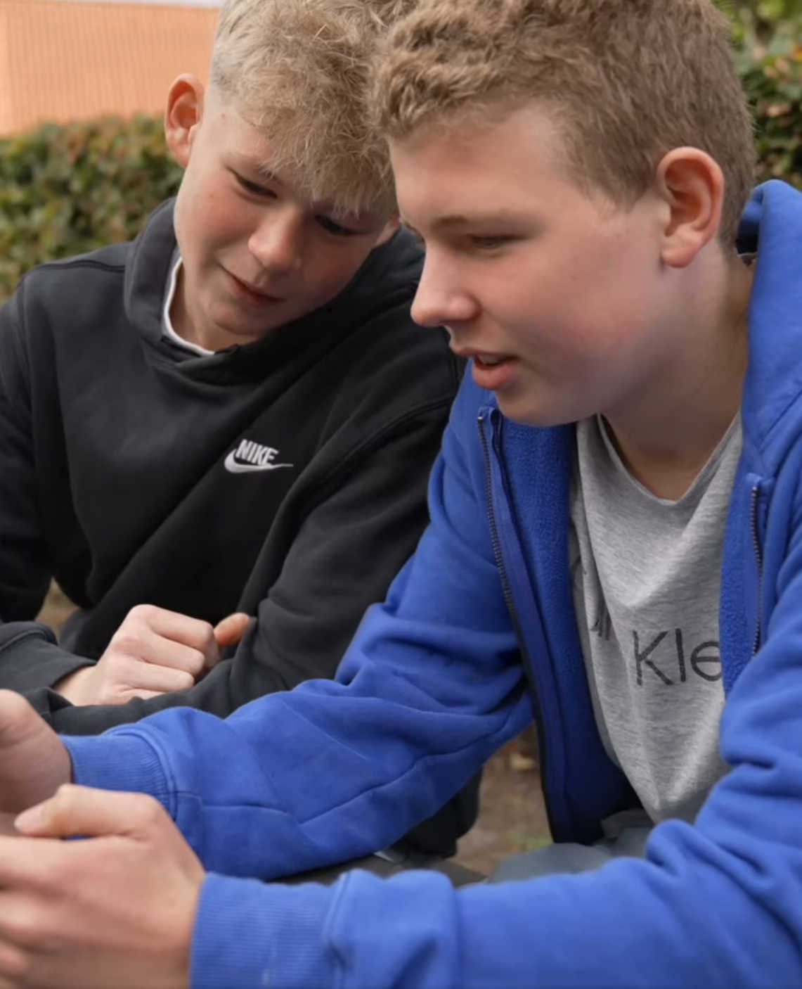 Unge kigger på mobiltelefon