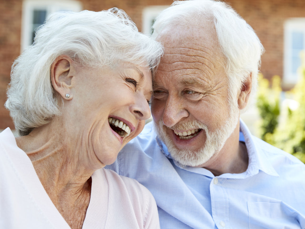To ældre ler sammen