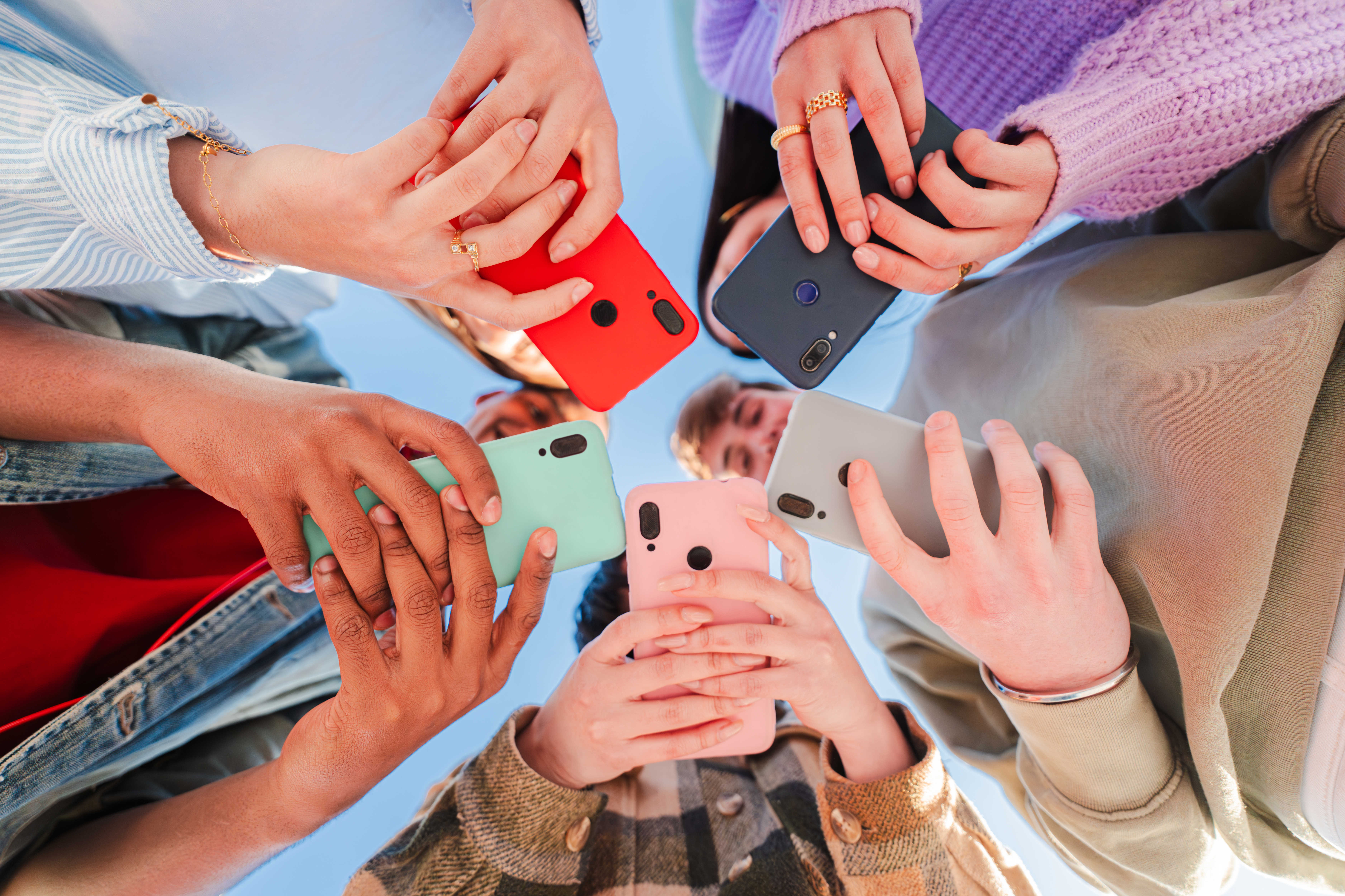 Unge med mobiltelefoner