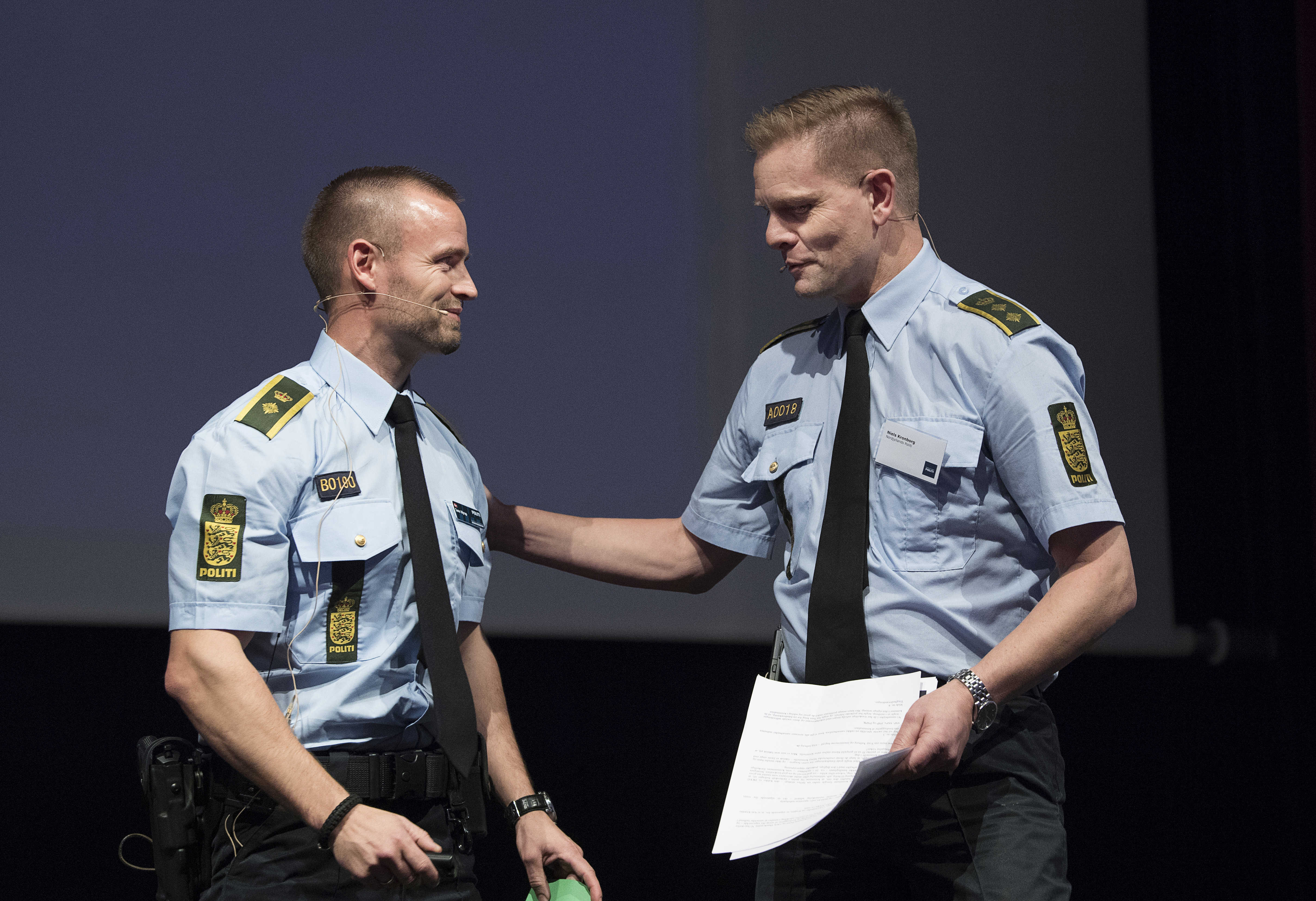 To betjente, der taler sammen til et borgermøde om forebyggelse af indbrud