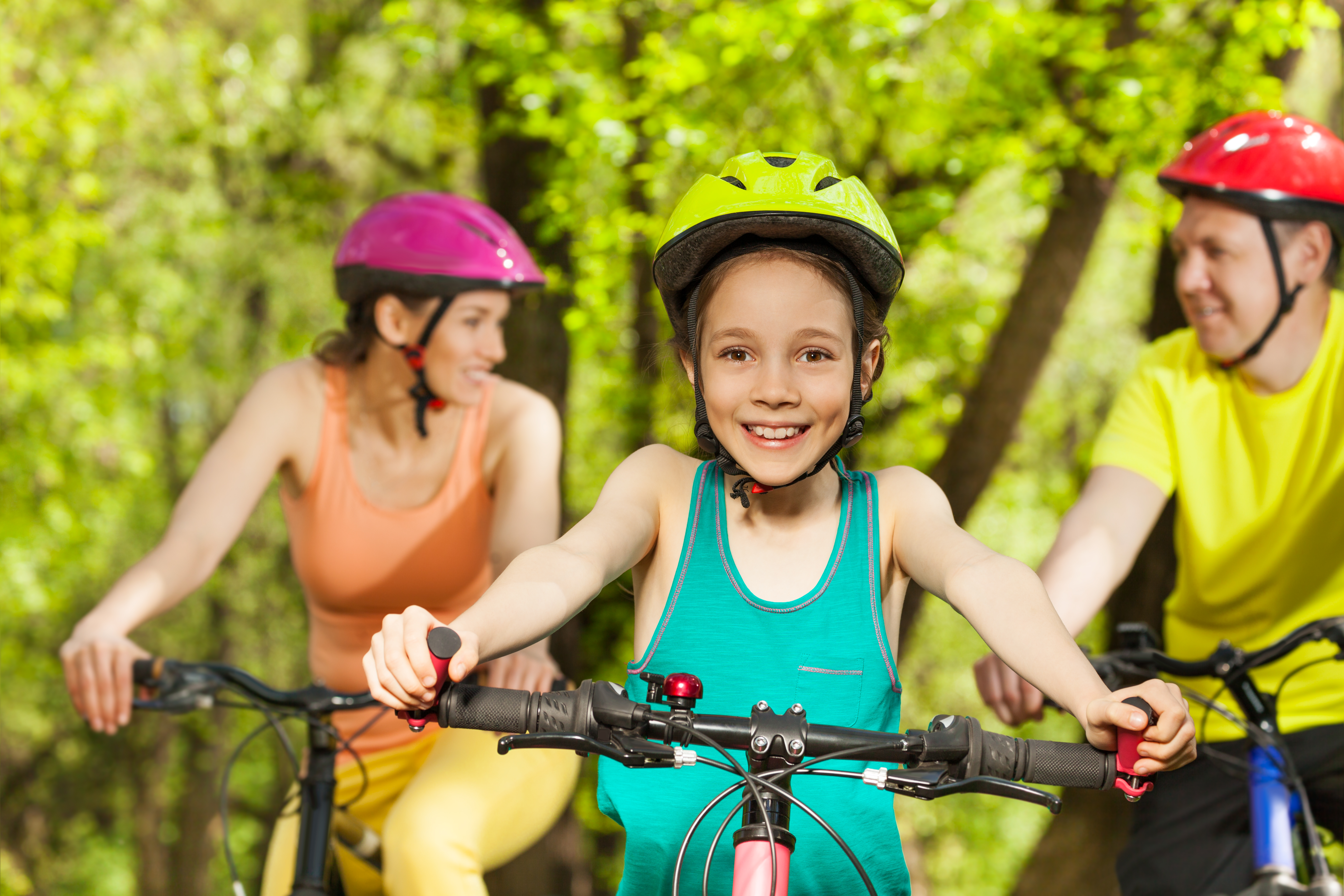 Familie med cykelhjelme