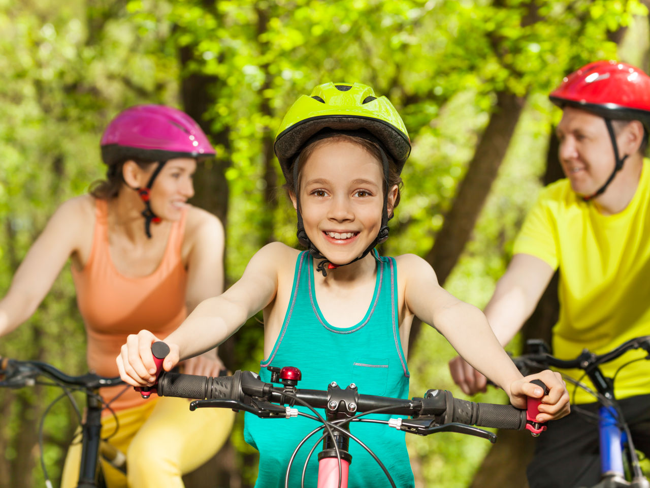 Familie med cykelhjelme