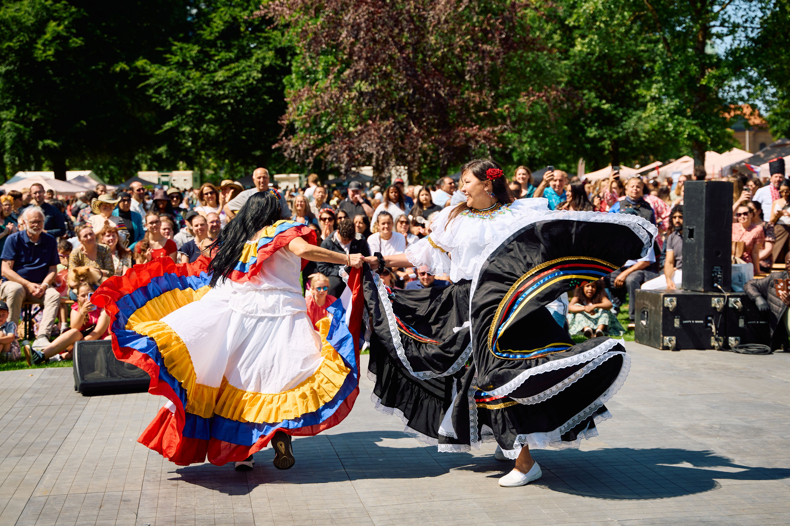 Kvinder fra Colombia danser ved Verdensfestival 2025