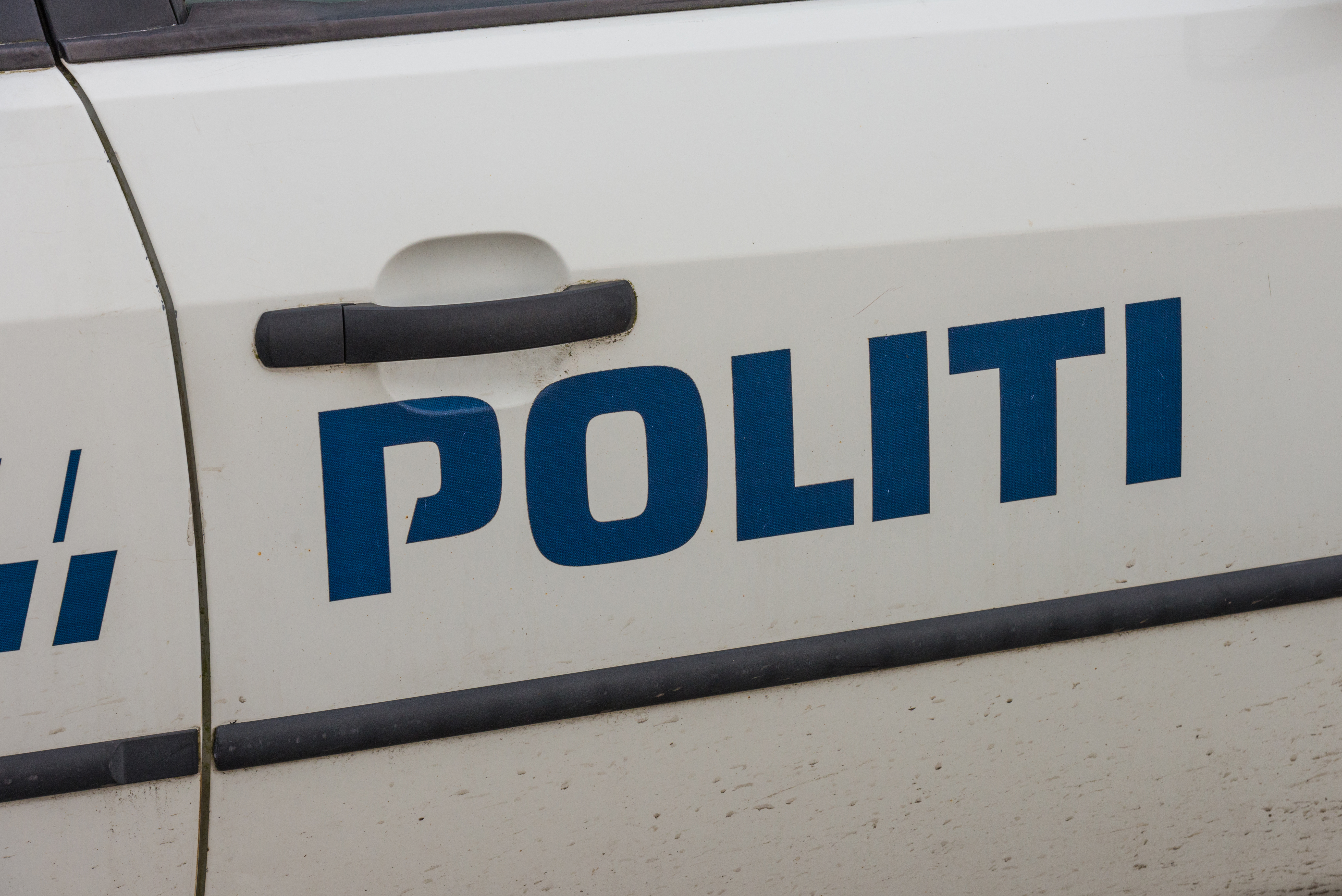 Politi logo på bildør