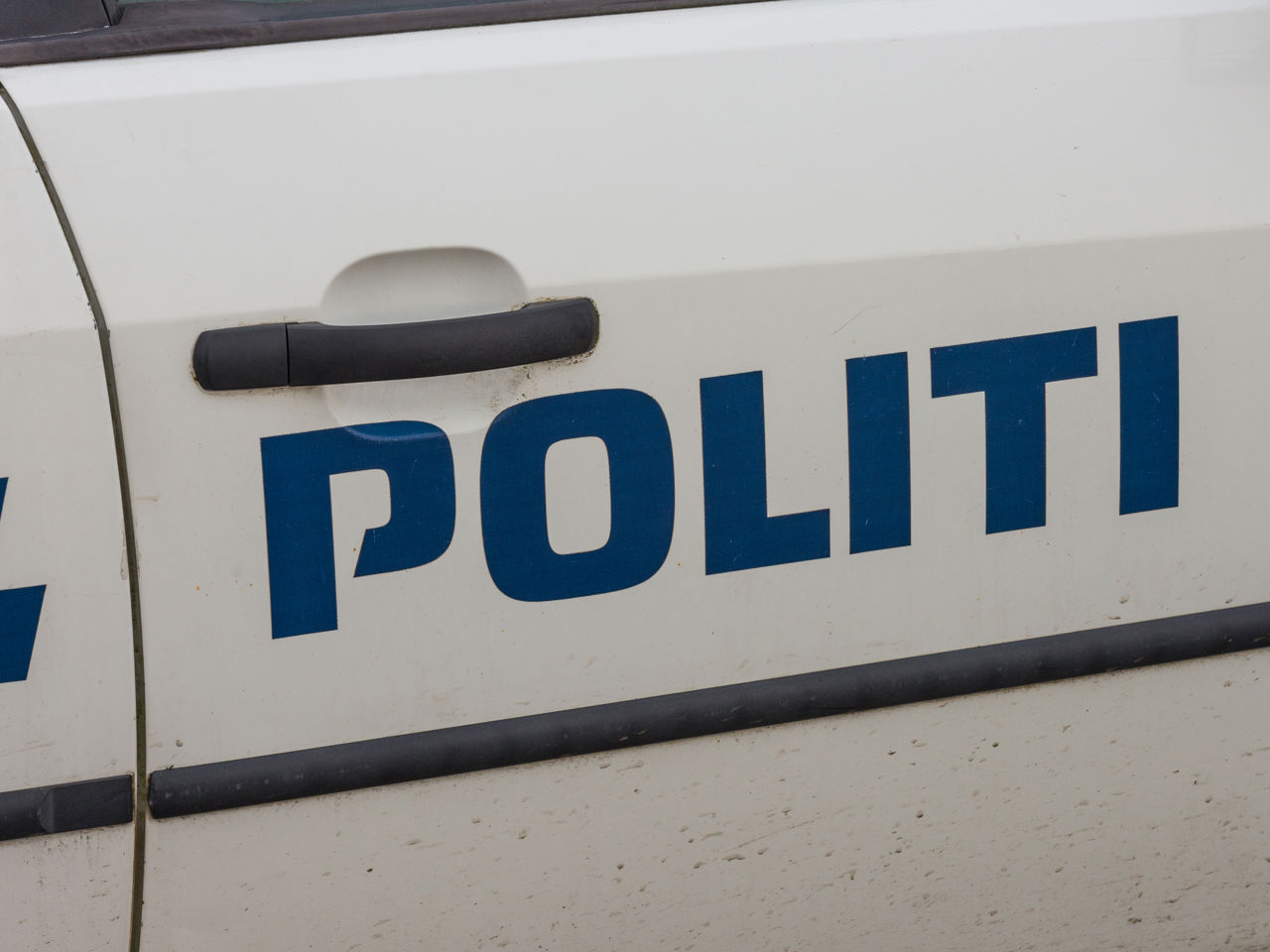 Politi logo på bildør