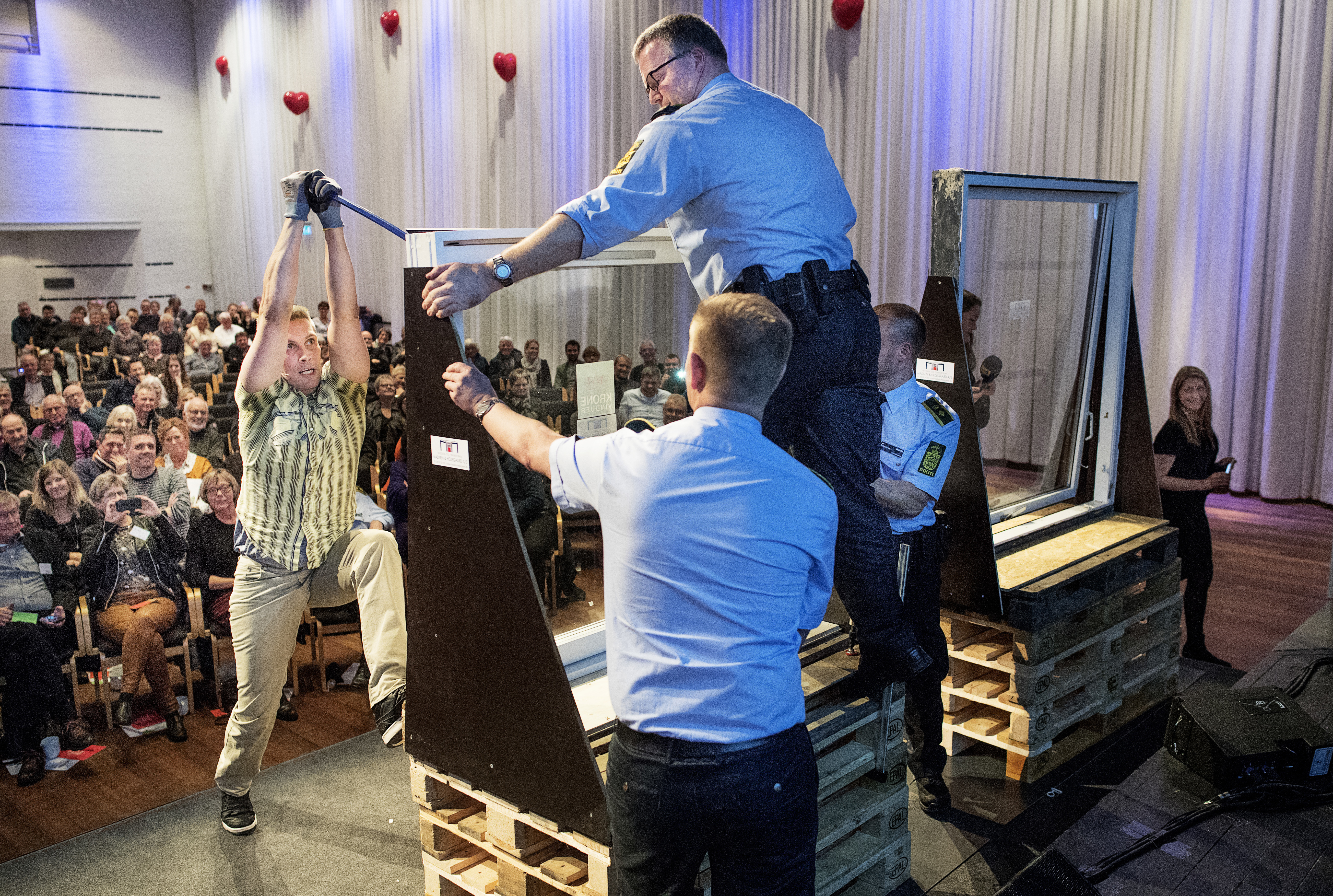 Borgermøde med demonstration af et indbrud gennem et vindue