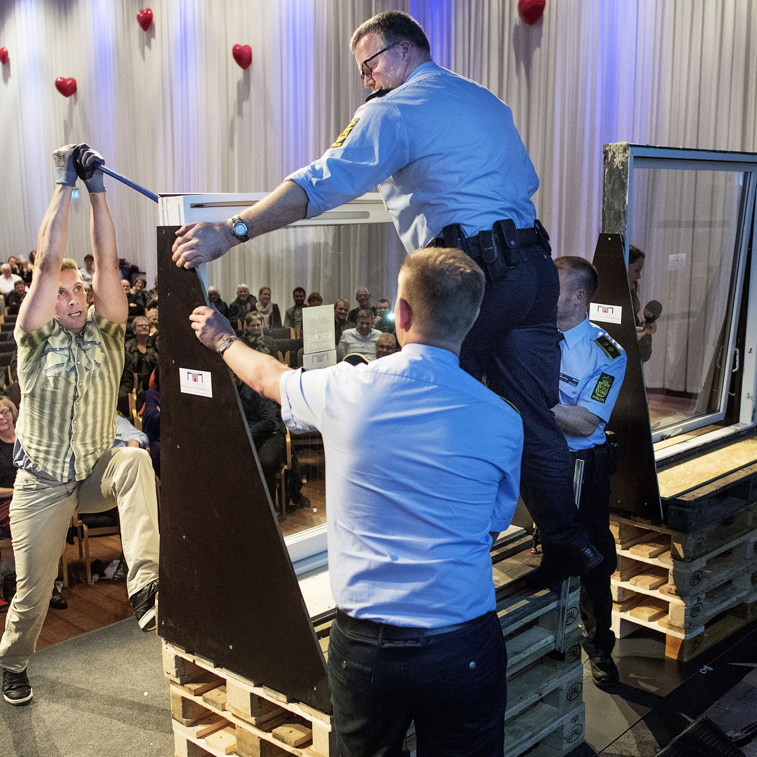 Borgermøde med demonstration af et indbrud gennem et vindue