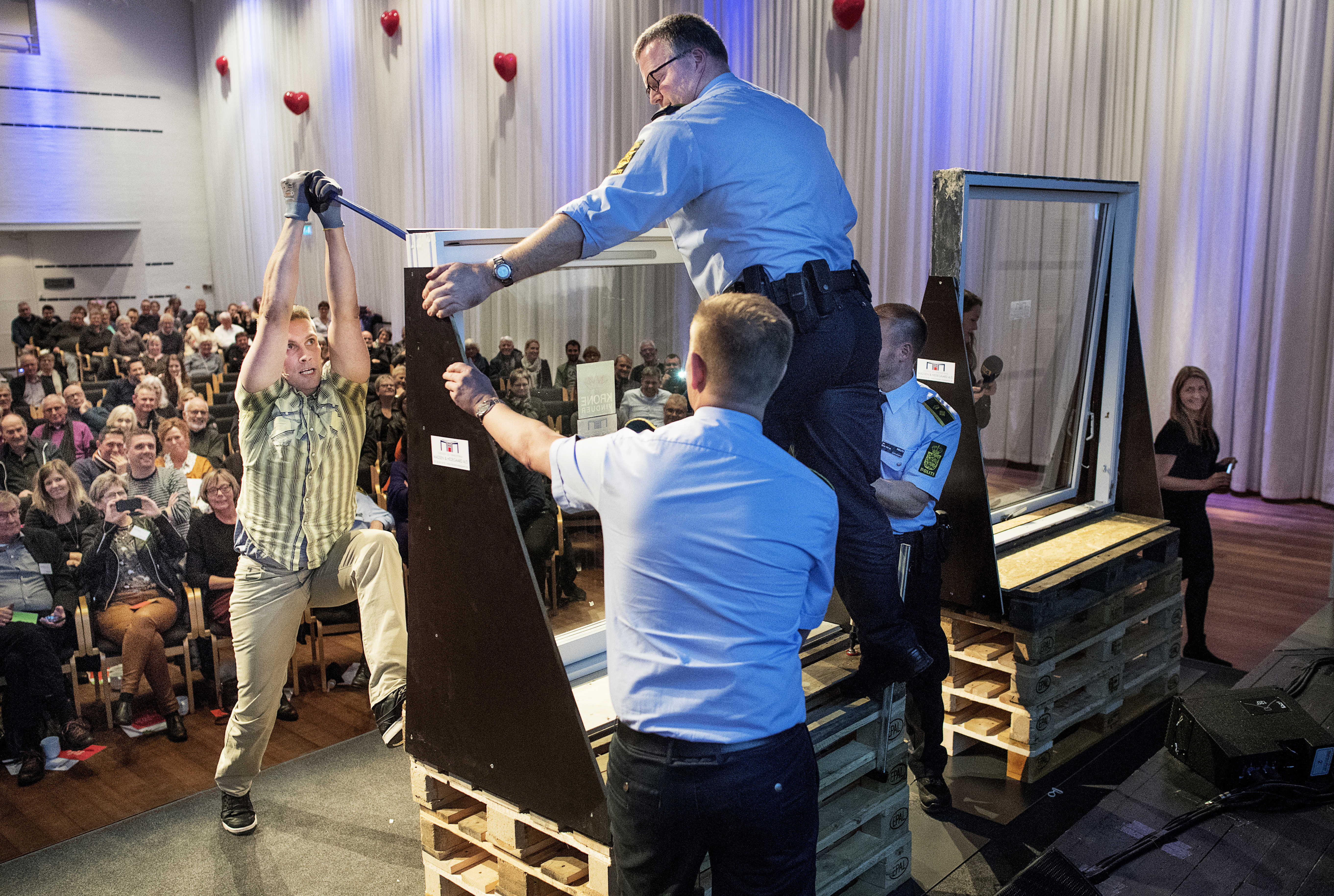 Borgermøde med demonstration af et indbrud gennem et vindue